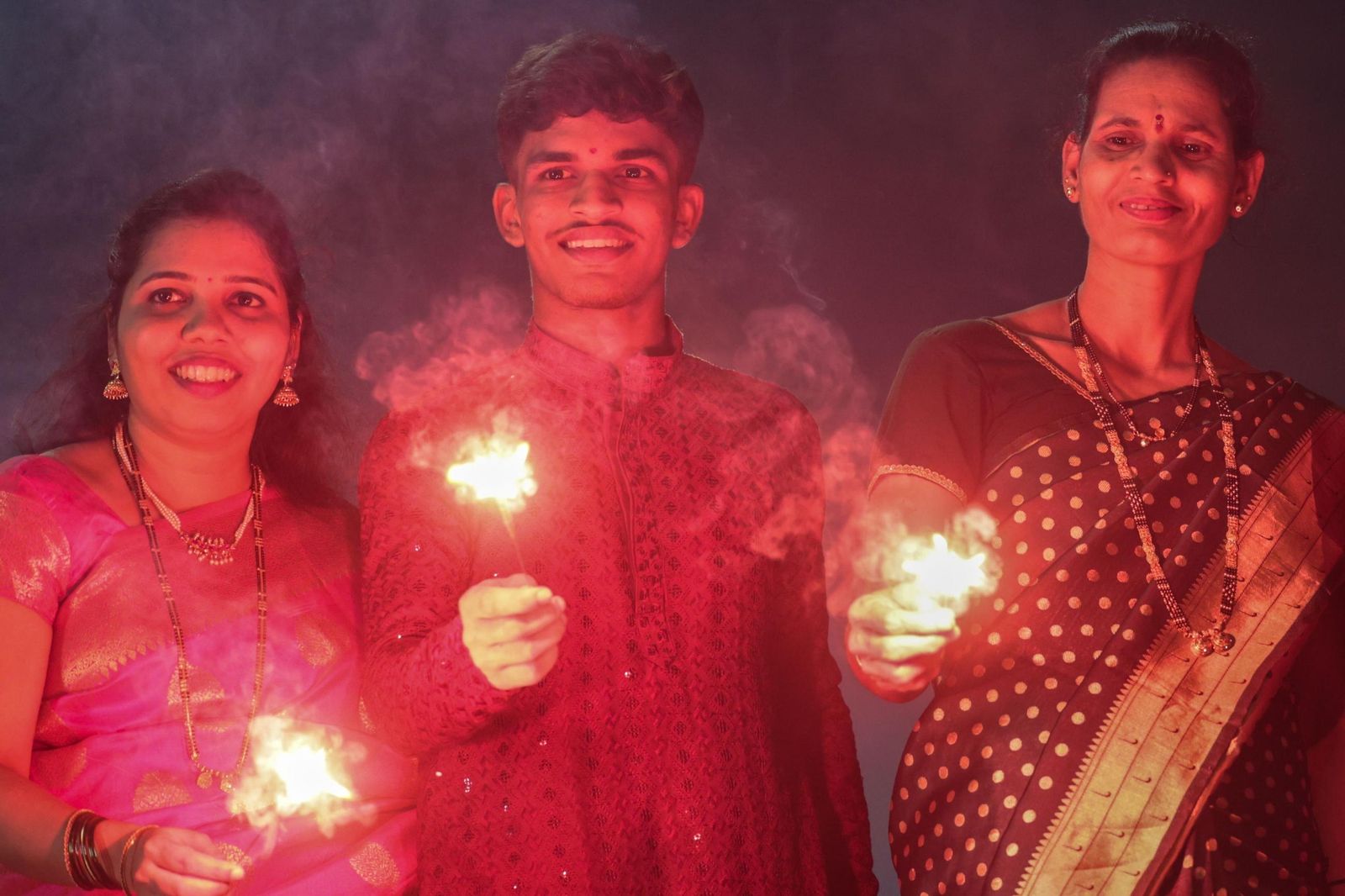 Las preciosas imágenes de la celebración del Diwali en India: un festival de luz y color