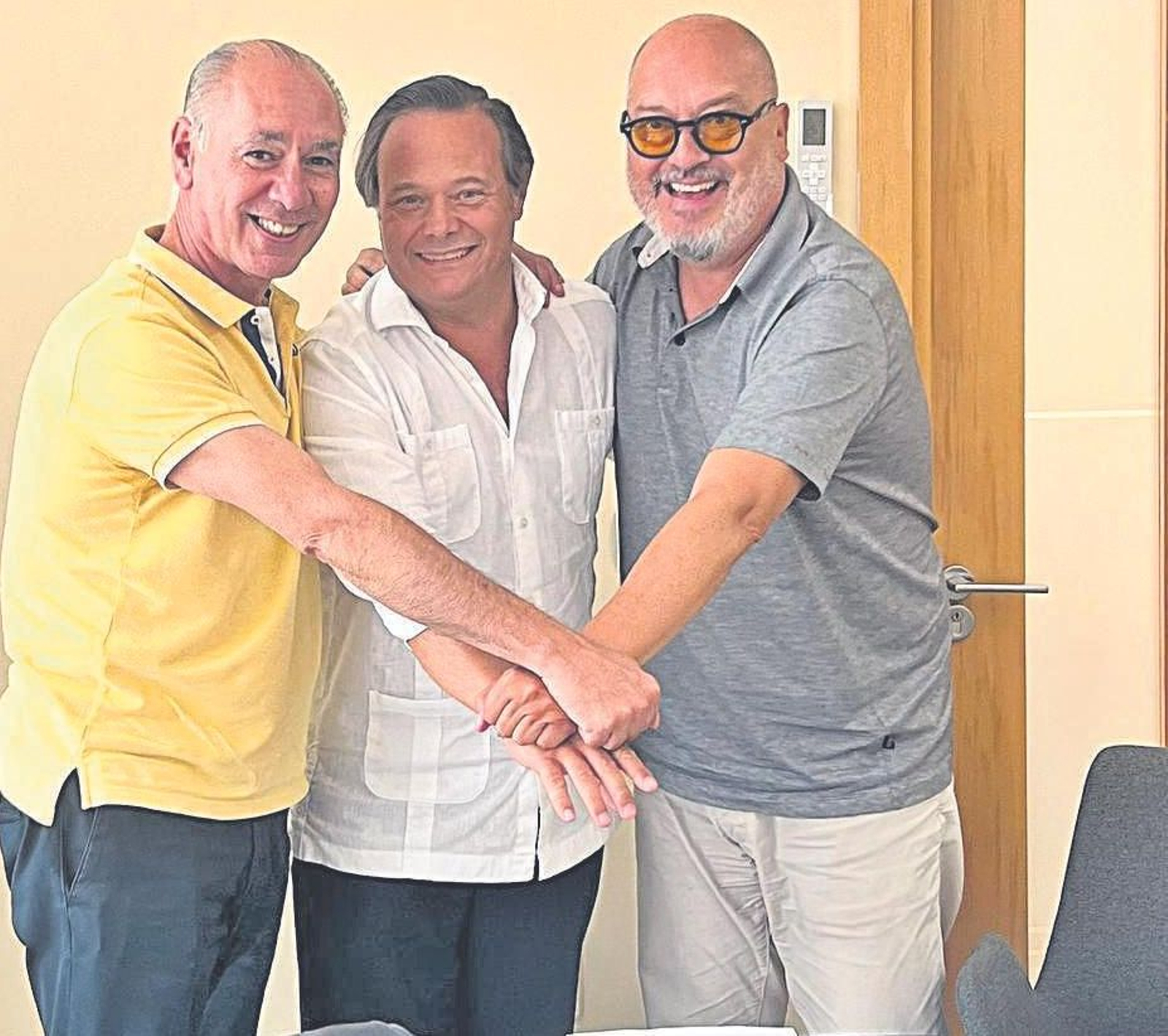 Los socios del SkyBar Bernabéu Javier Utande, Carlos García-Delgado y Julio Brañas, tras la firma del acuerdo en el Bufete Cosano y Asociados.