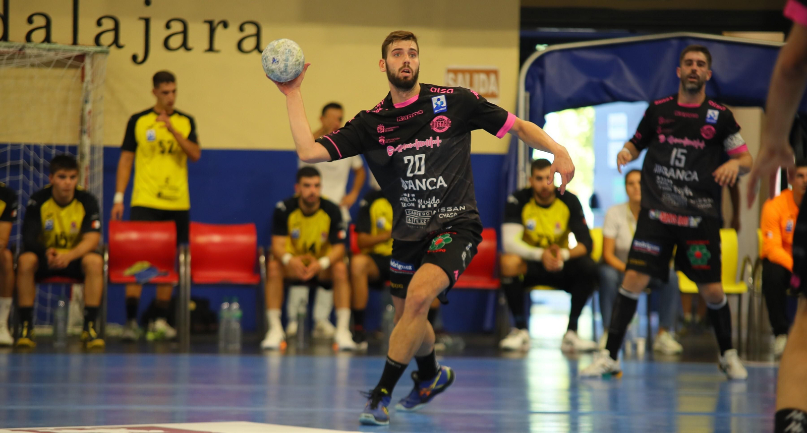 Theodoros Boskos, nuevo fichaje del Ángel Ximénez, en un partido con el Ademar León.