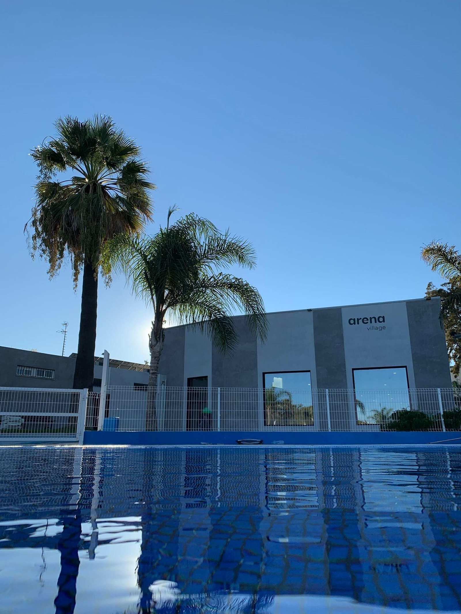Piscina y exterior del Arena Village.