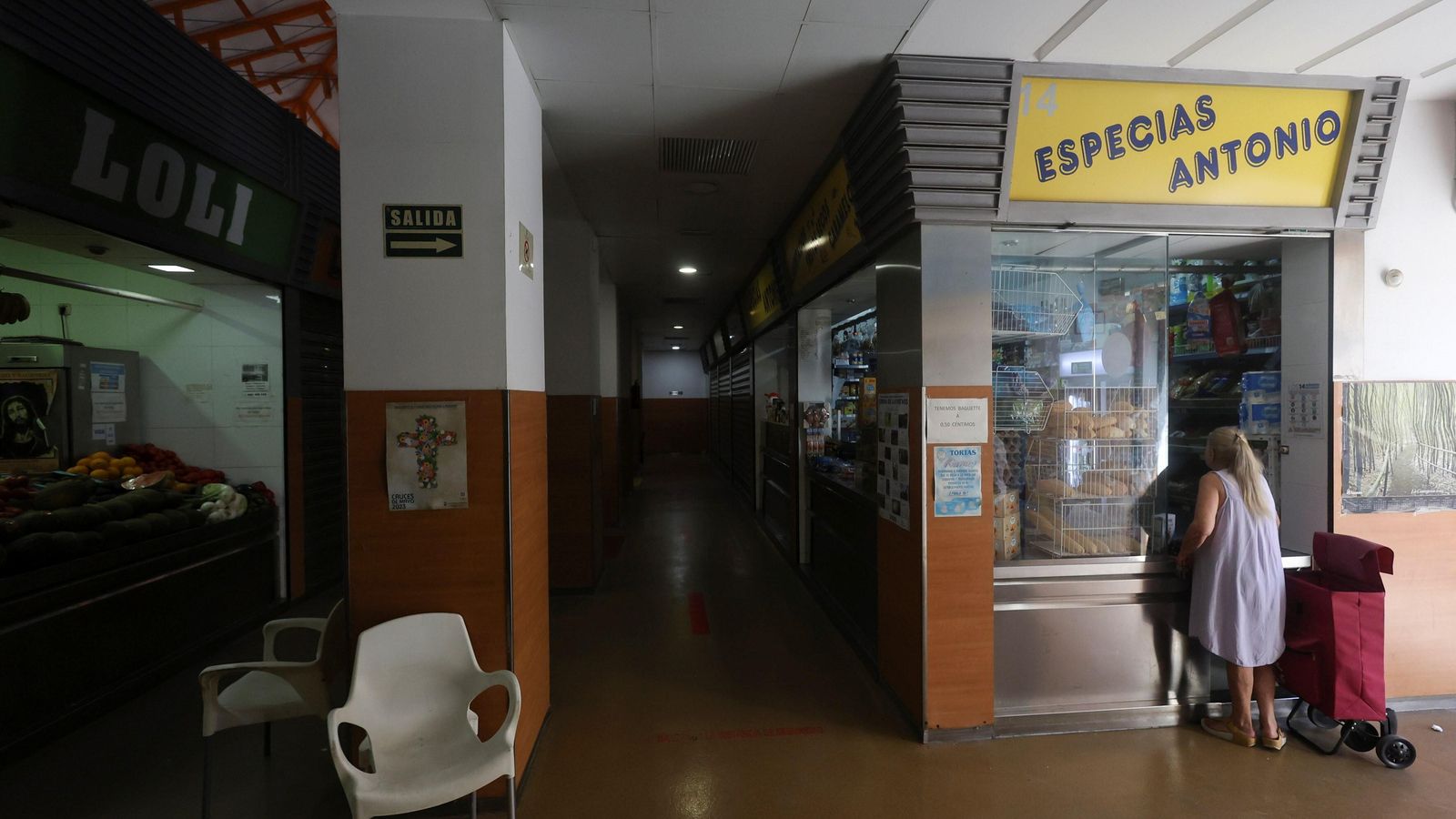 Una mujer compra en el puesto de Especias Antonio