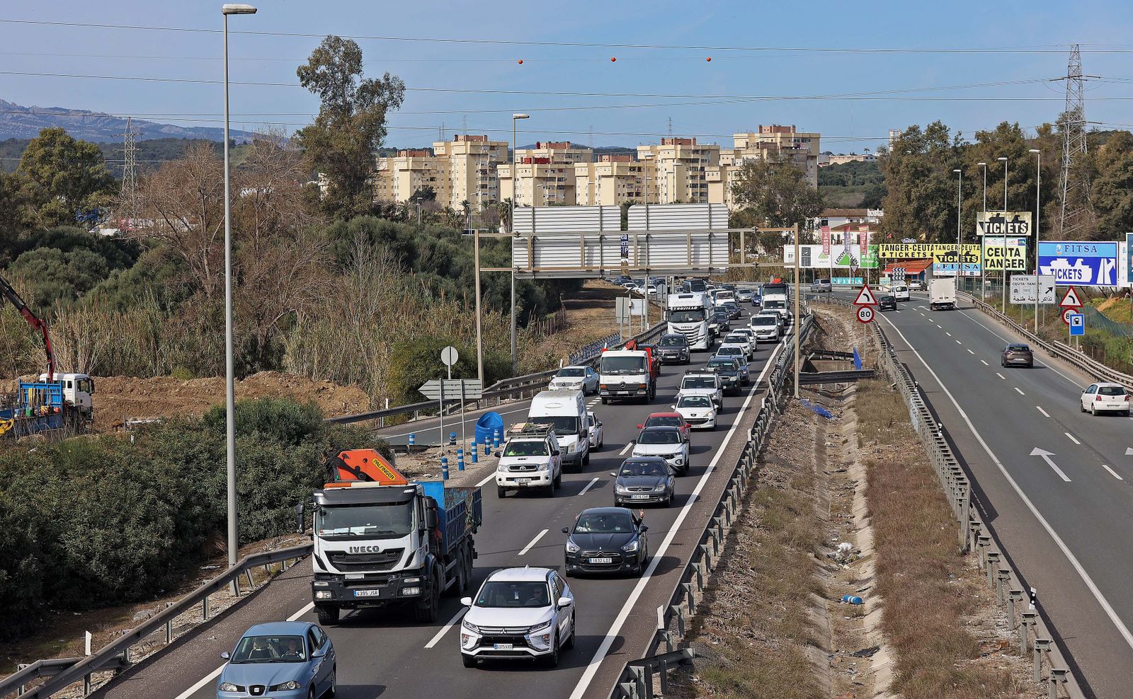 Imágenes del incendio de la grúa que colapsa de nuevo la A7