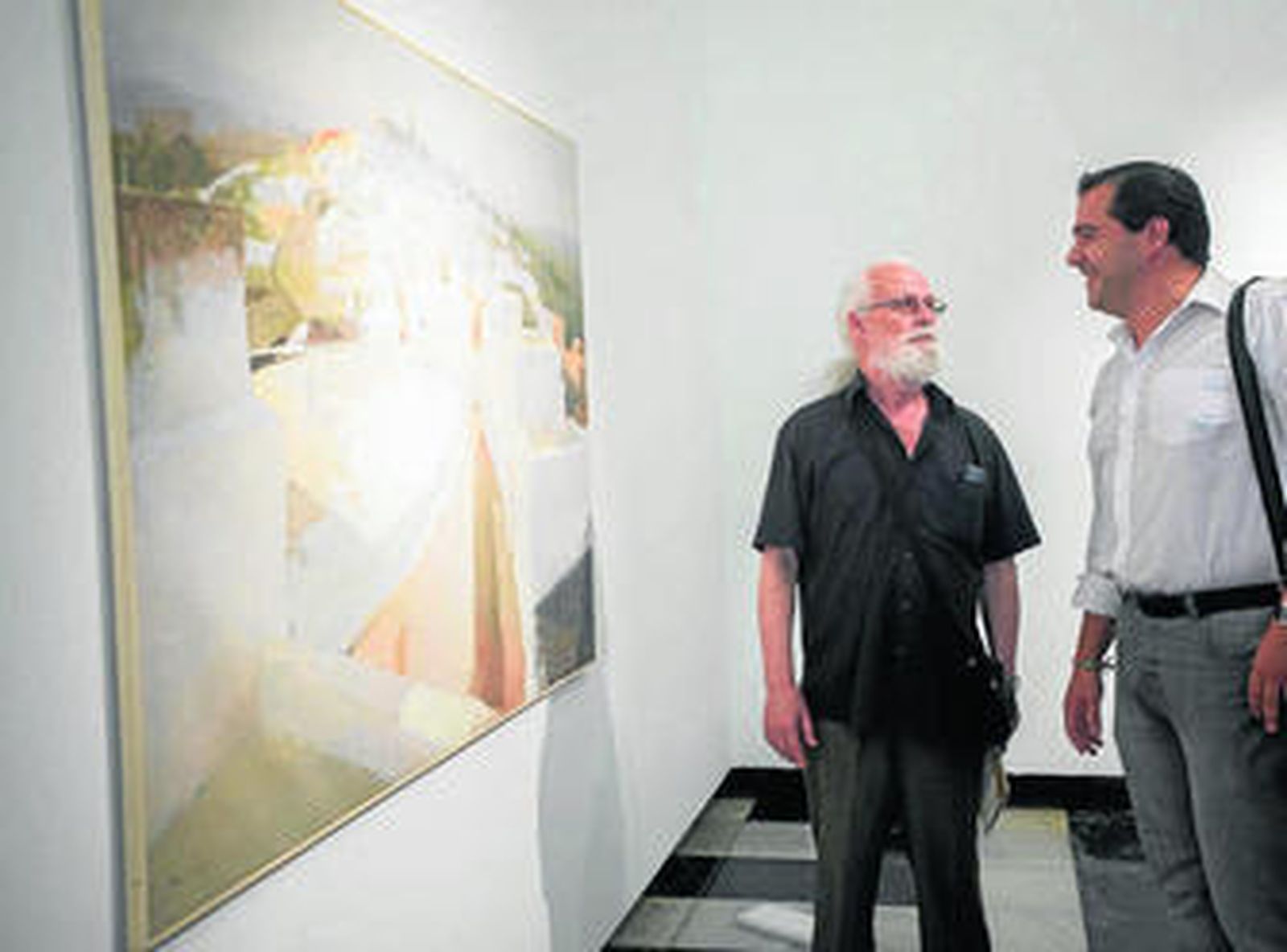 Manuel Tosar (izquierda) y Salvador Puerto, ante uno de los cuadros de la exposición.