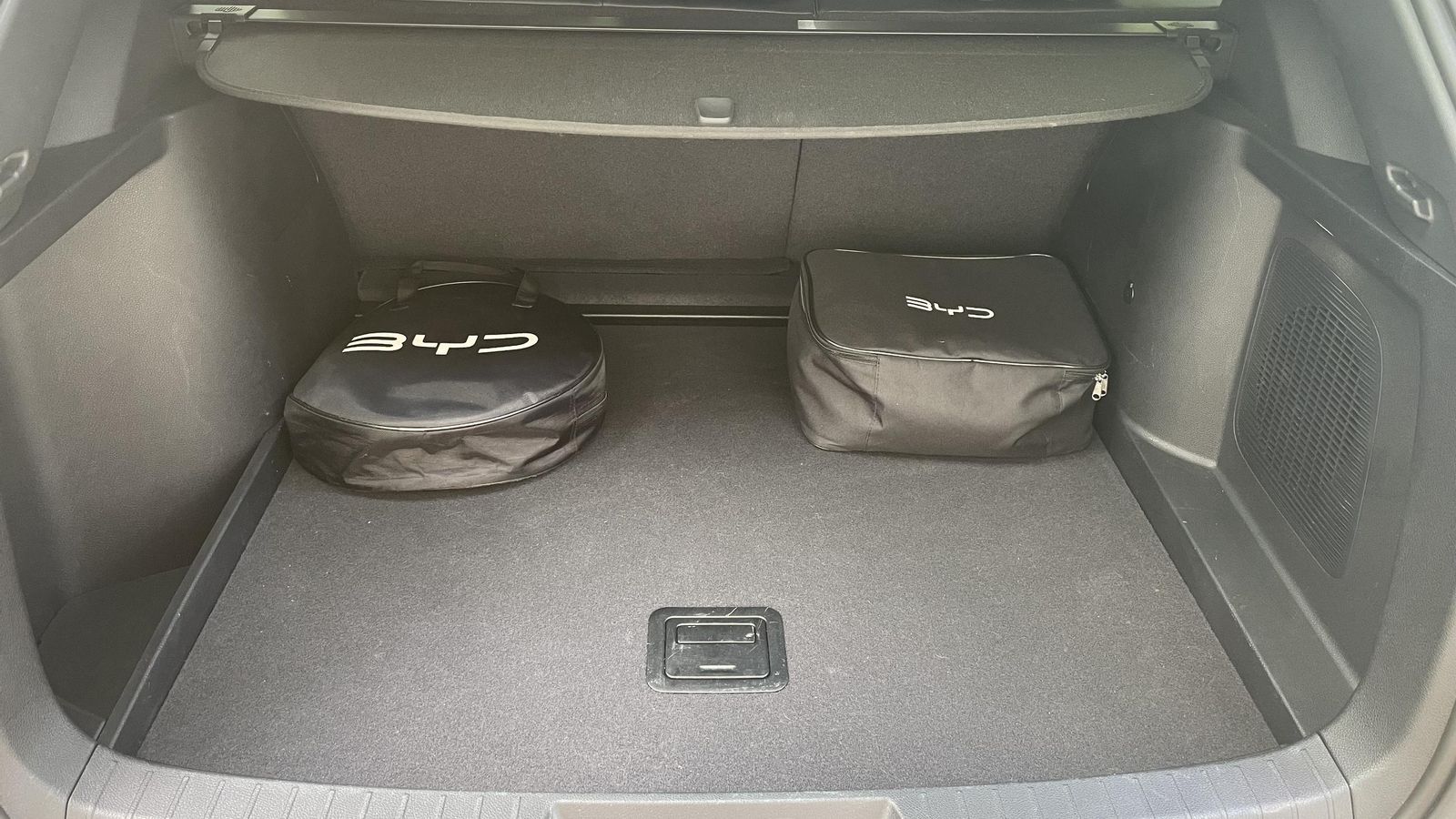 El maletero tiene una capacidad correcta, pero inexcusablemente es necesario llevar algunos de los cables de carga sobre el piso: en el compartimento inferior sólo cabe uno.