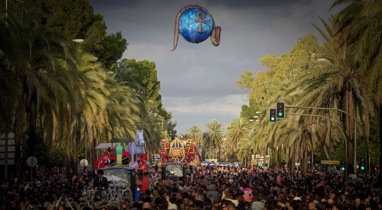 El frío estuvo presente en la cabalgata de Reyes Magos en Jerez, especialmente, al anochecer.
