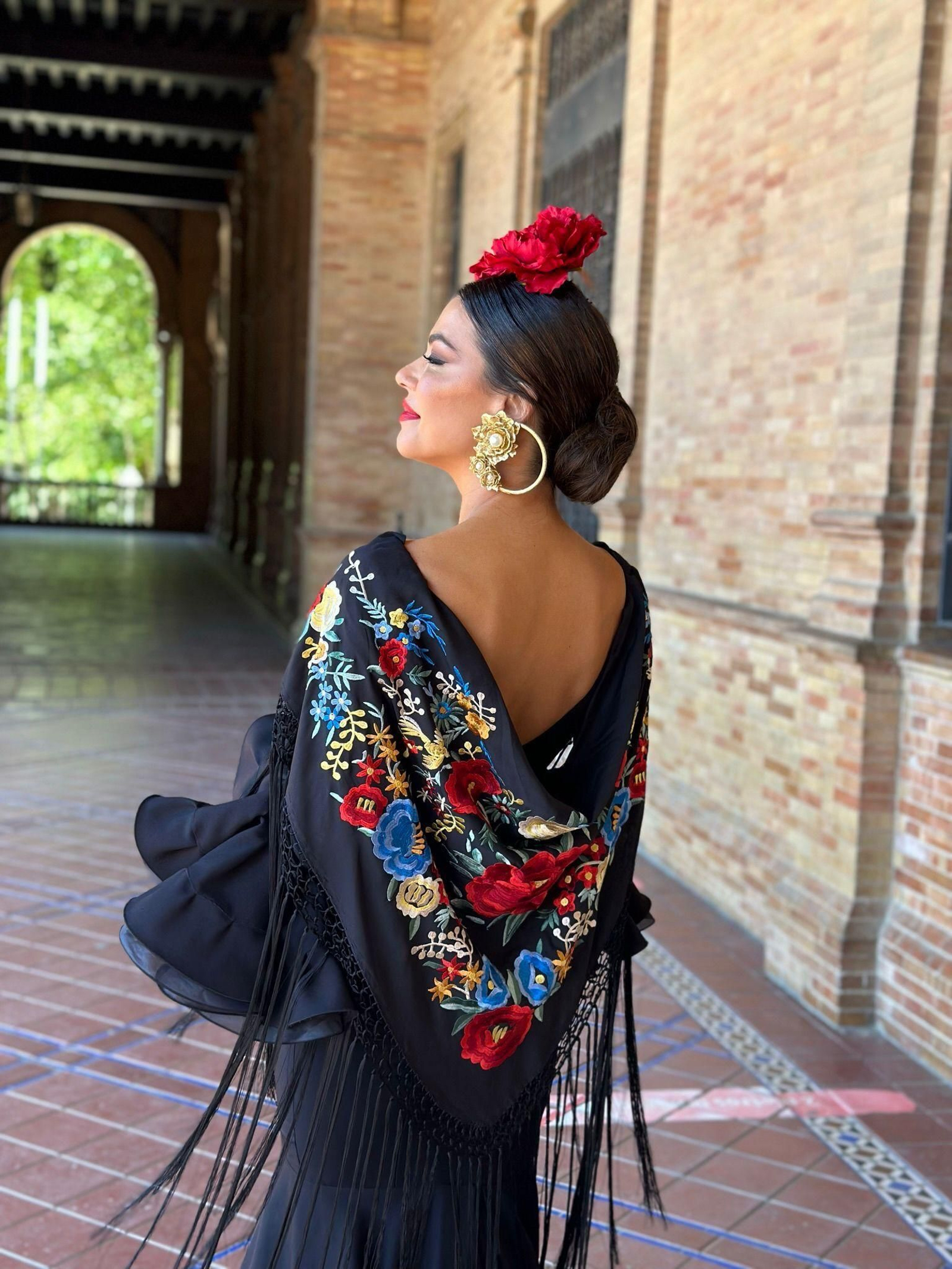 Mia Crespo con un mantoncillo bordado.