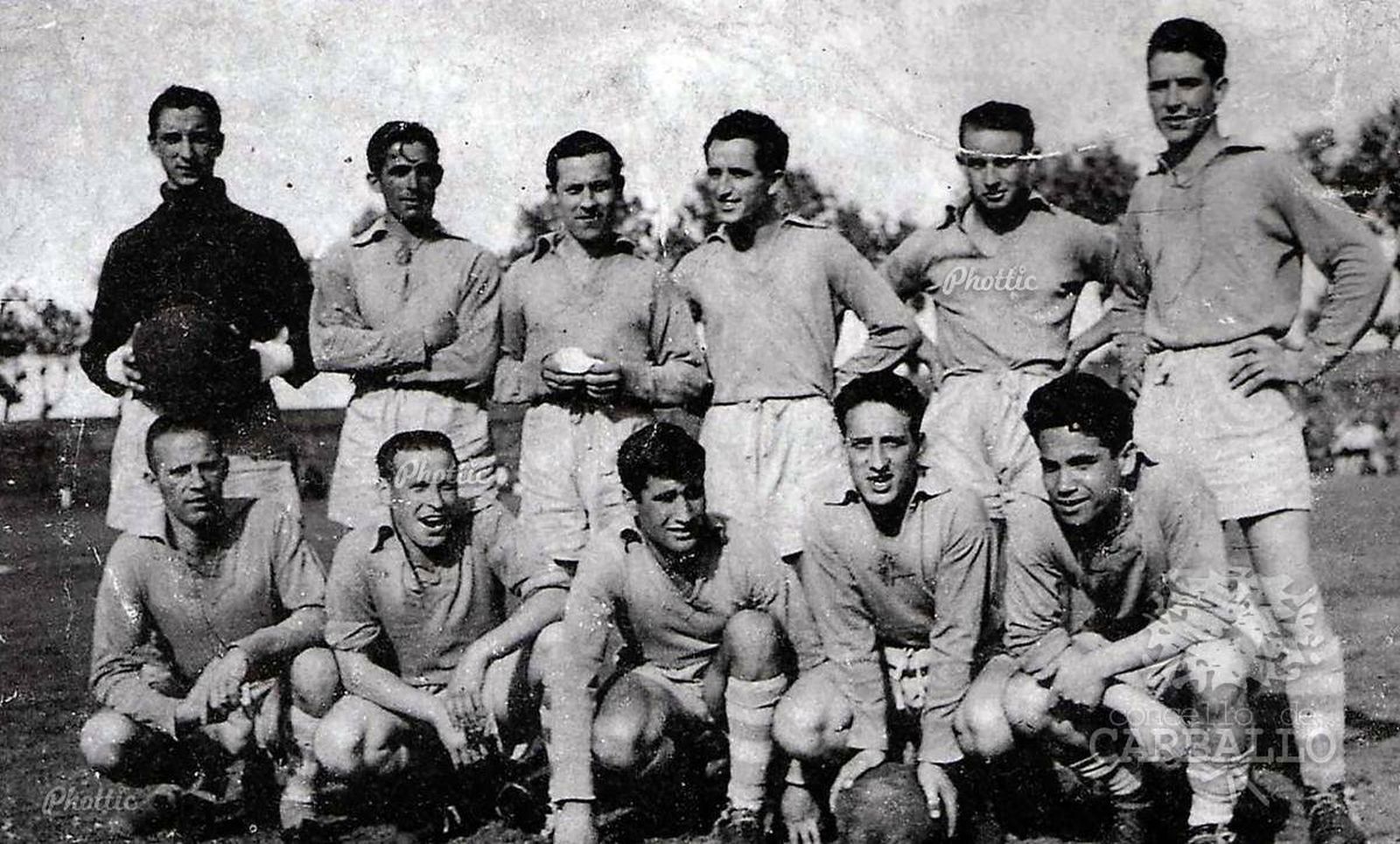 Arsenio Iglesias, agachado en el centro, en una formación del Bergantiños.