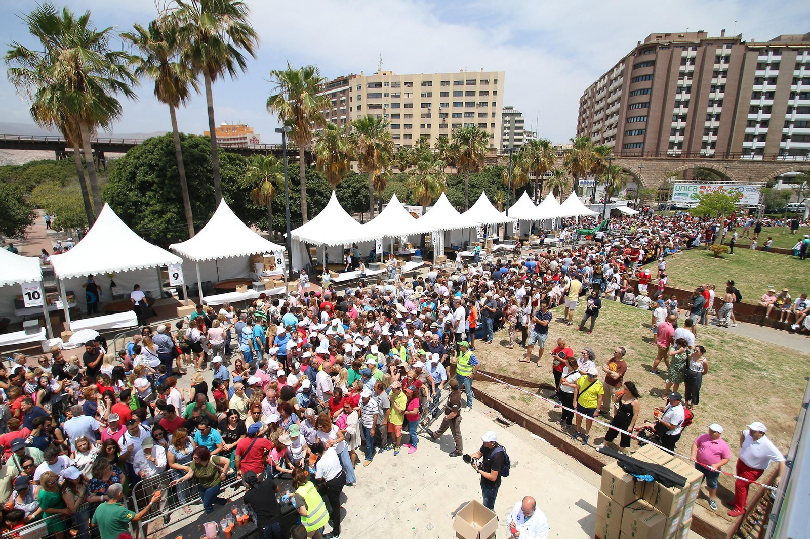 Fotogalería del récord Guinnes del gazpacho más grande del mundo