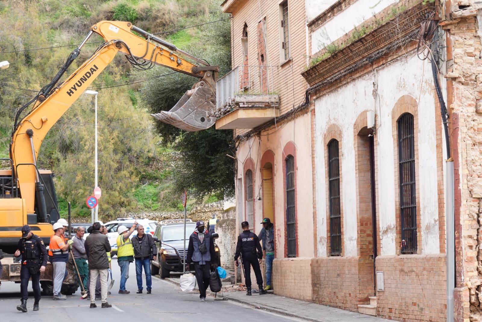 Agentes de la Policía Nacional durante el desalojo de las viviendas del entorno de la Plaza de Toros de La Merced.