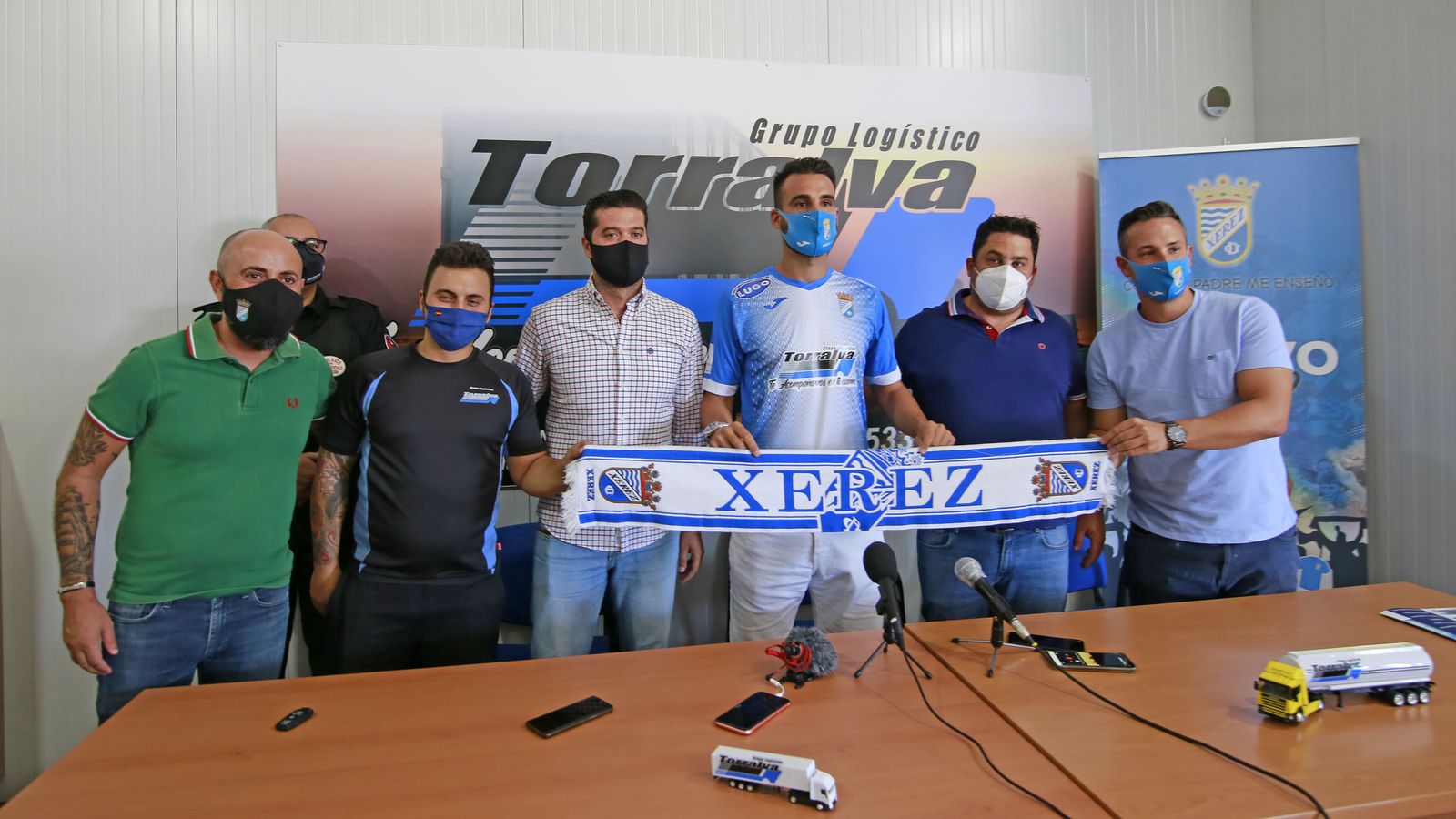 Los gestores de Torralva y el Xerez CD, junto a Murci con la nueva camiseta.