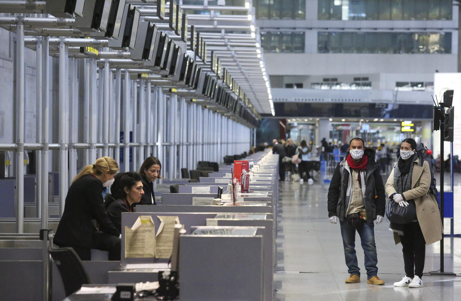 La cuarentena del coronavirus no frena el tráfico de pasajeros en el aeropuerto de Málaga, en fotos
