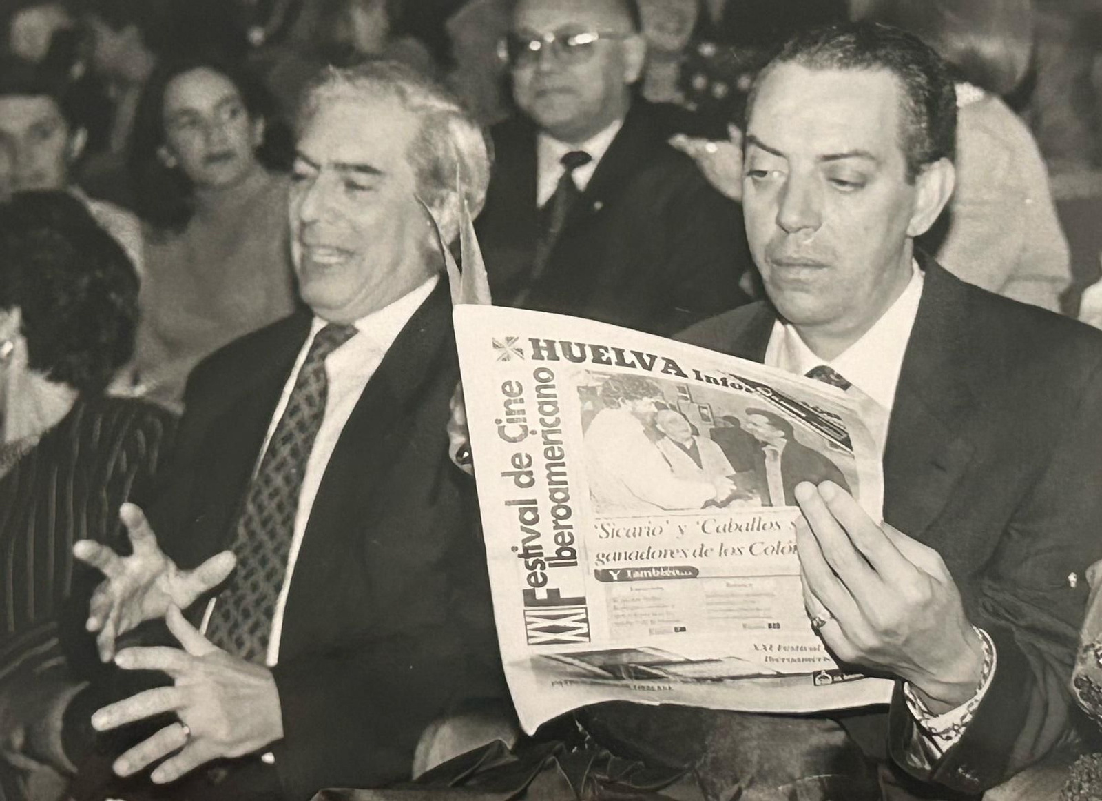 Las mejores imágenes del paso de Mario Vargas Llosa por Huelva en 1995, cuando fue presidente del jurado del Festival de Cine Iberoamericano