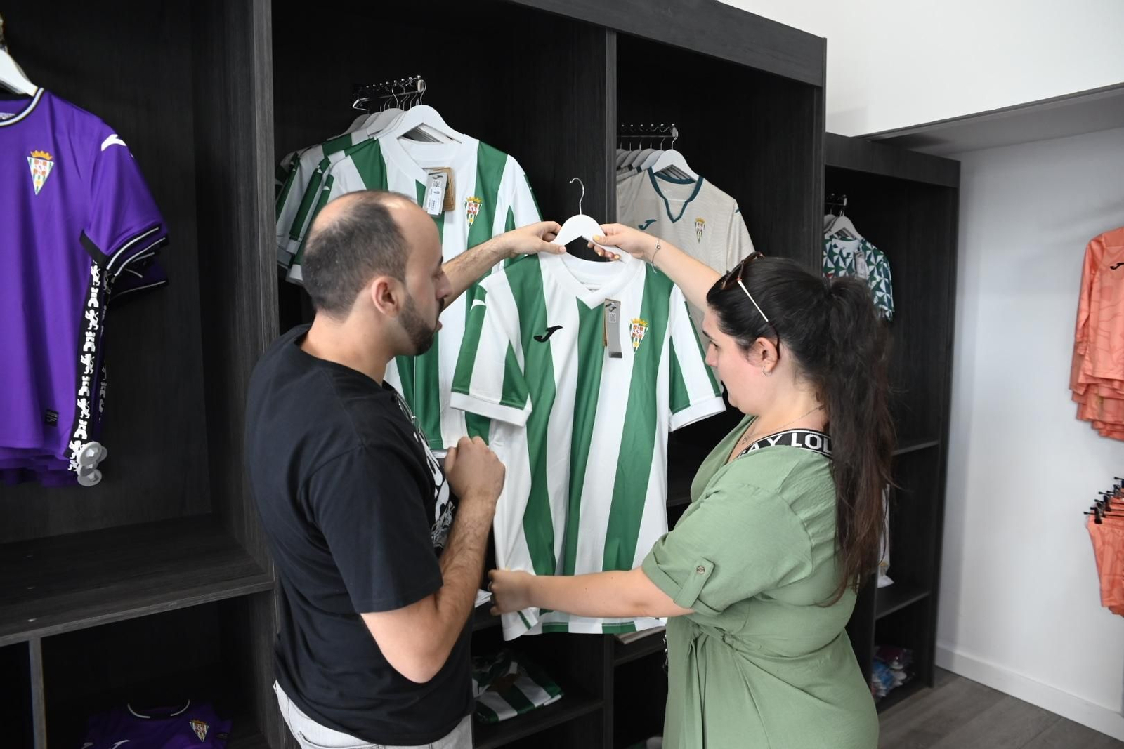 Las mejores imágenes de la venta de las nuevas camisetas del Córdoba CF