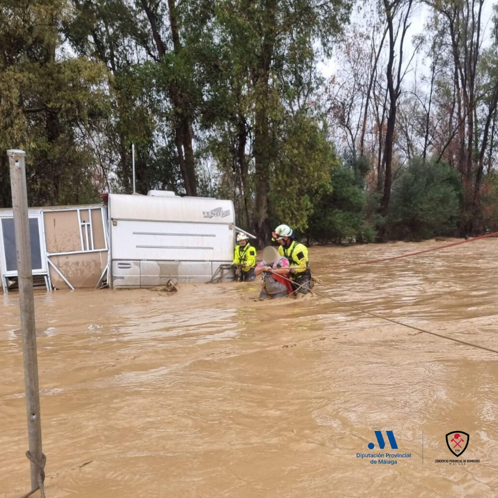 Bomberos realizando una labor de rescate en Cártama