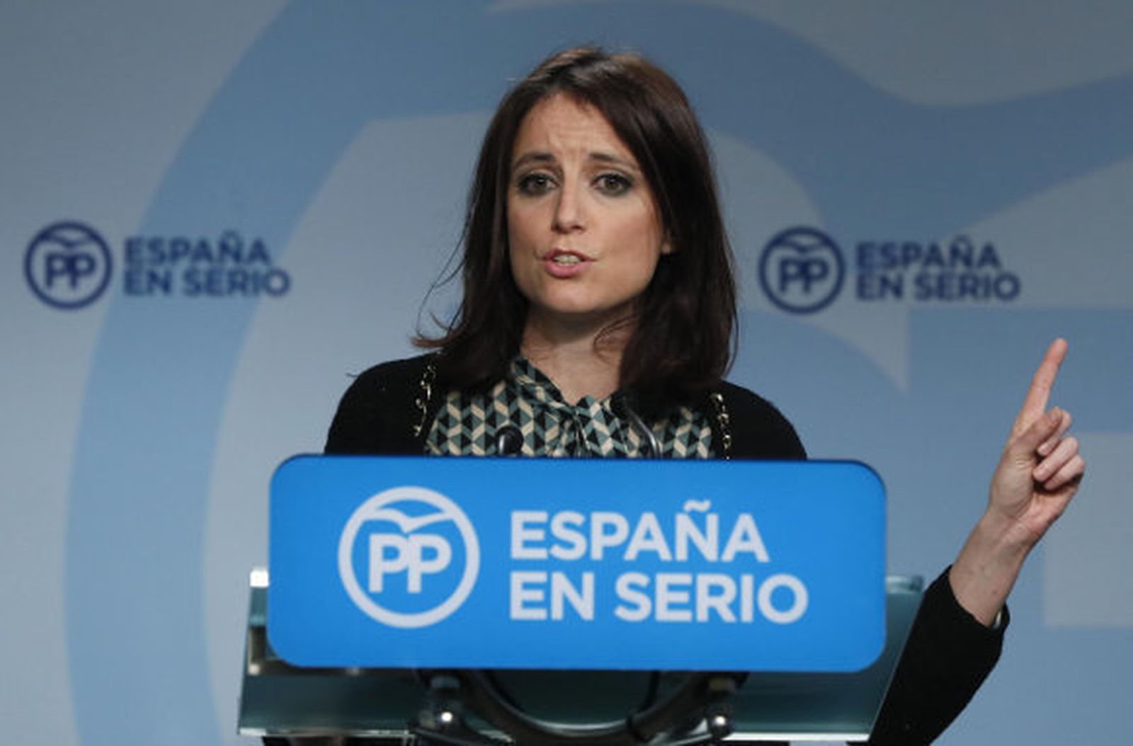 El PP acusa a Sánchez de negociar con Podemos un referéndum catalán "emboscado"