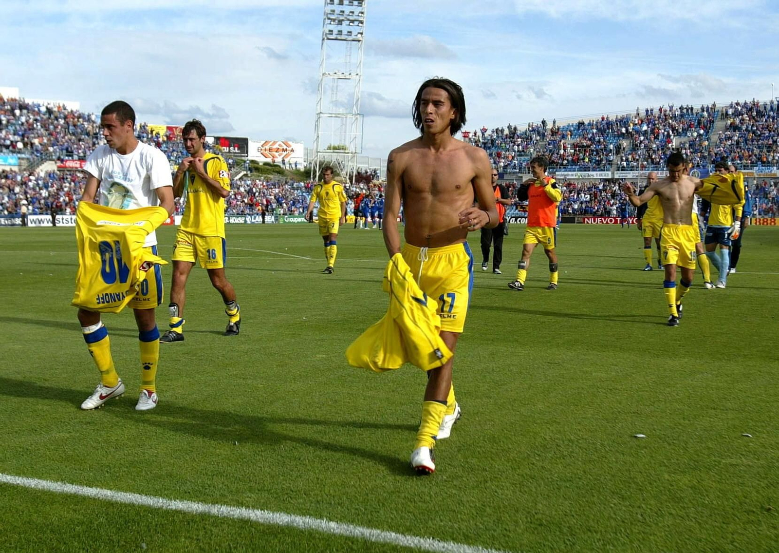 Amargura en el rostro de los jugadores del Cádiz al acabar el partido del descenso.