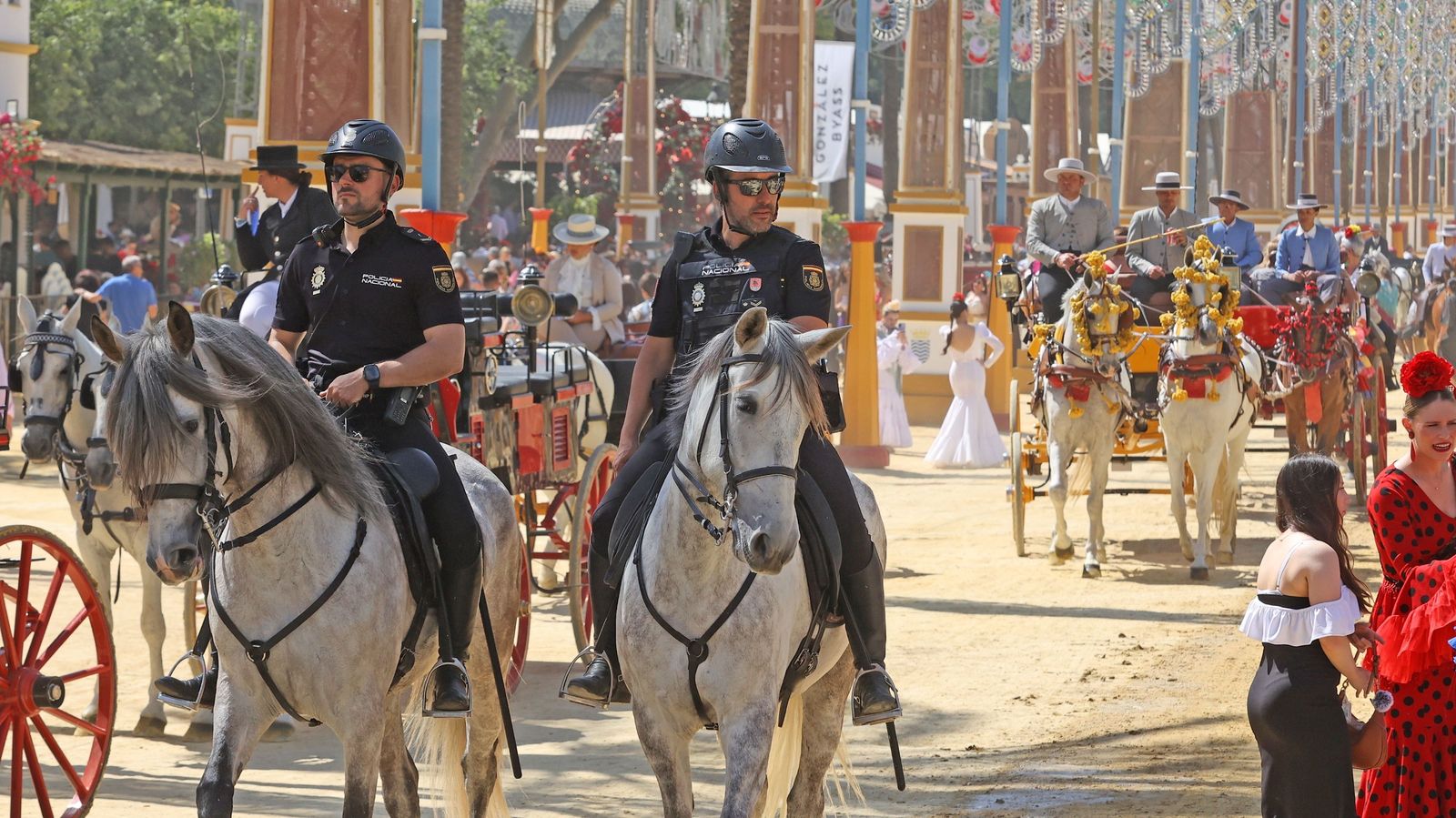 Dos agentes de la Policía Nacional a caballo en la Feria de Jerez