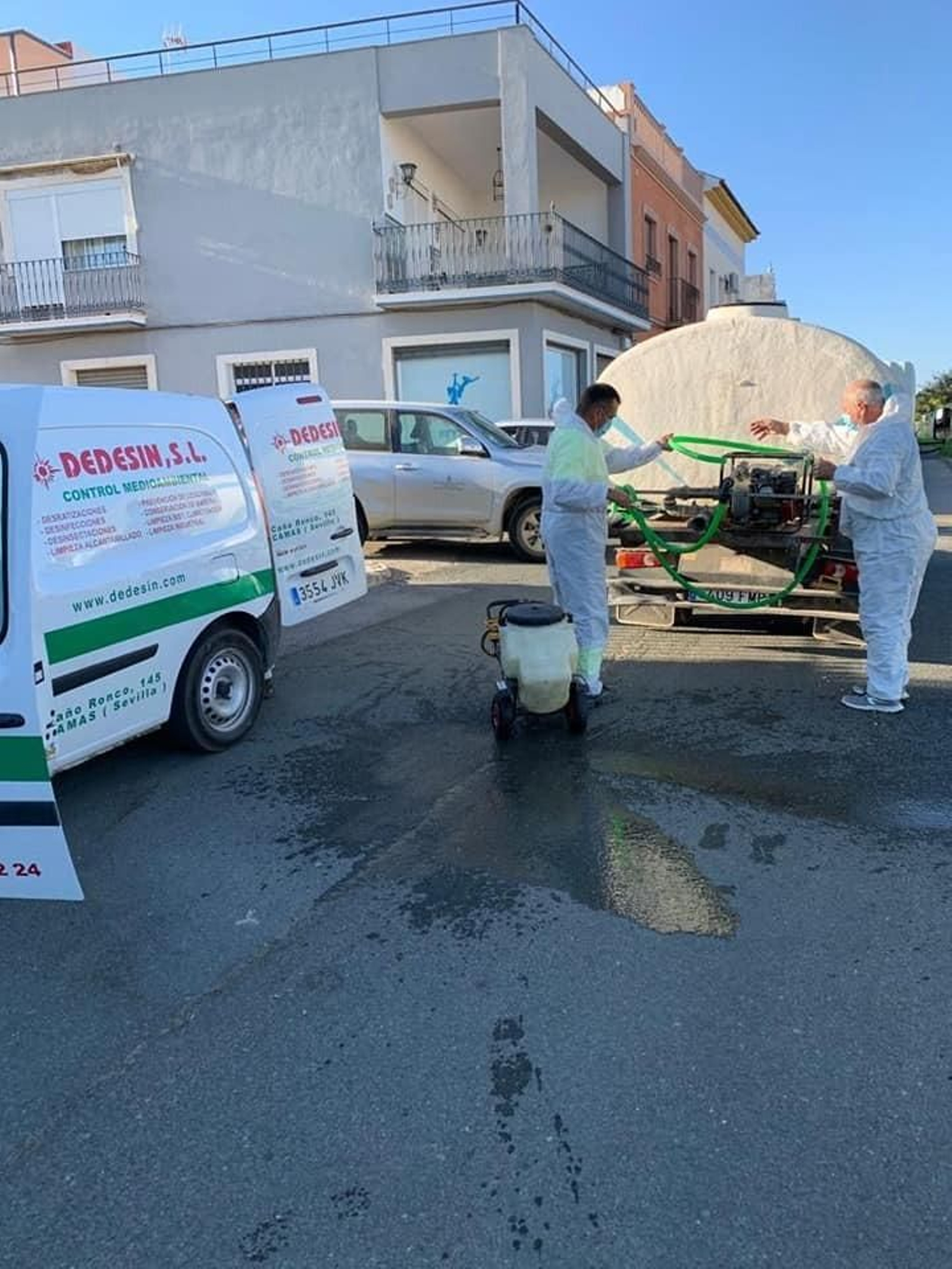 Dos trabajadores fumigando en La Puebla del Río. Dos trabajadores fumigando en La Puebla del Río.