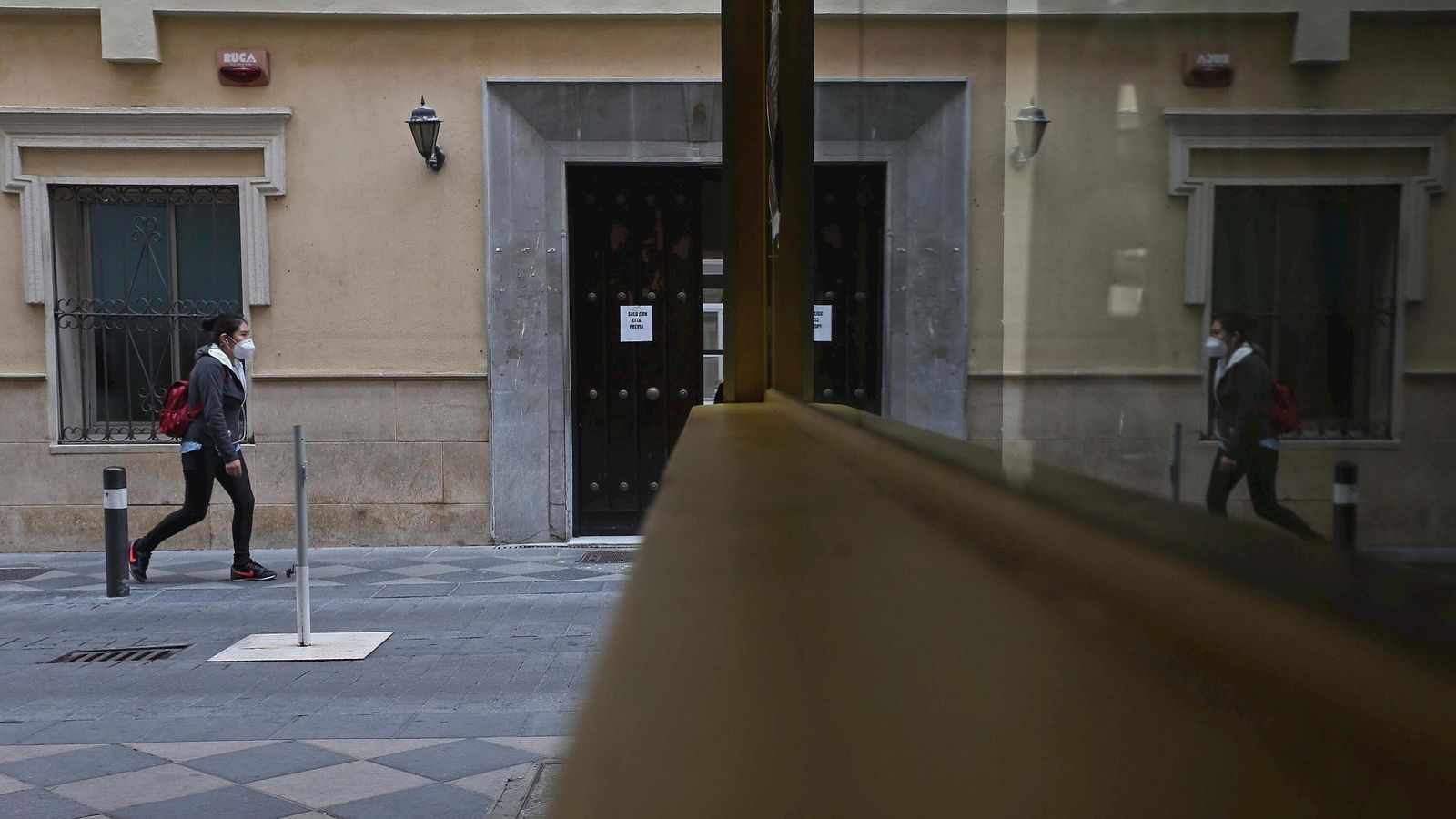 Una joven pasea por el centro de Algeciras.