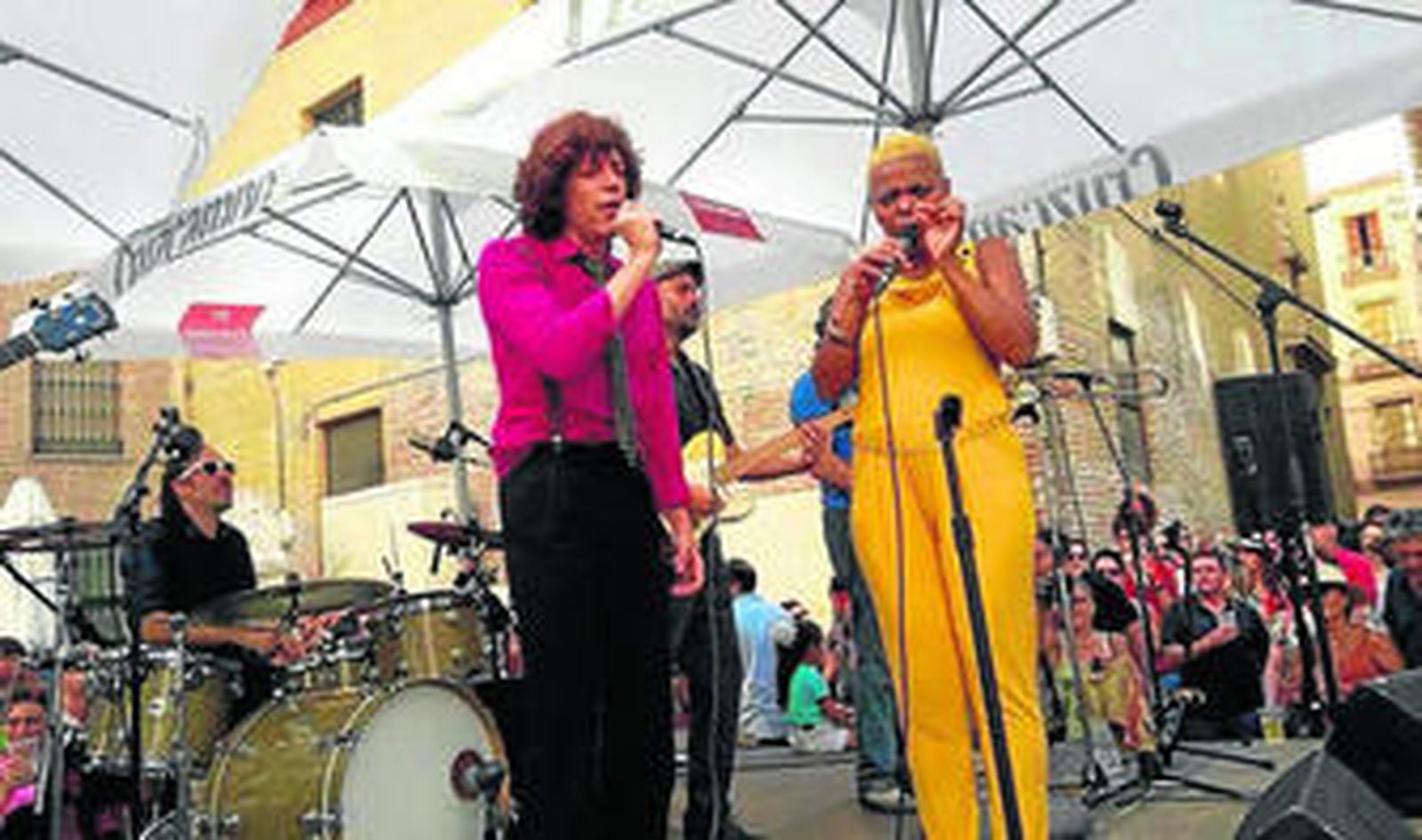 La banda durante uno de los conciertos que está ofreciendo durante las fiestas en la plaza de Las Flores.