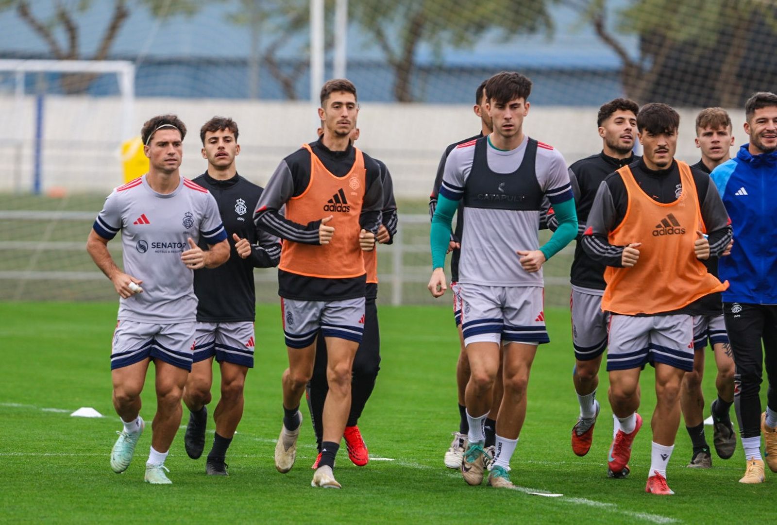 Las nuevas incorporaciones realizan carrera continua en el entrenamiento de este jueves.