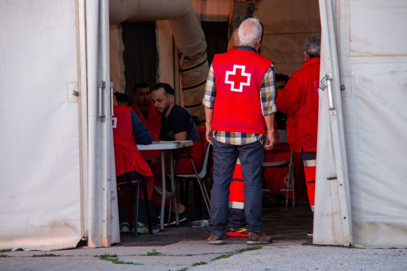 La Cruz Roja atiende al grupo de 17 migrantes interceptados en una playa de Motril