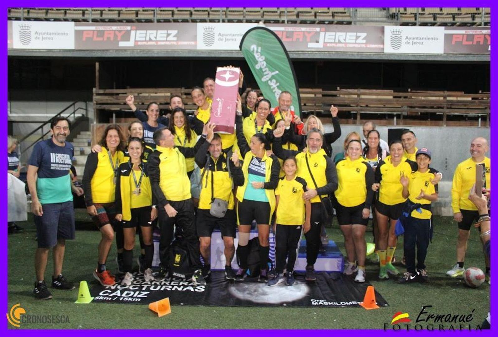 Componentes del grupo Vida Sana y Feliz, en el II Circuito Nocturno Diputación de Cádiz celebrado en Jerez.