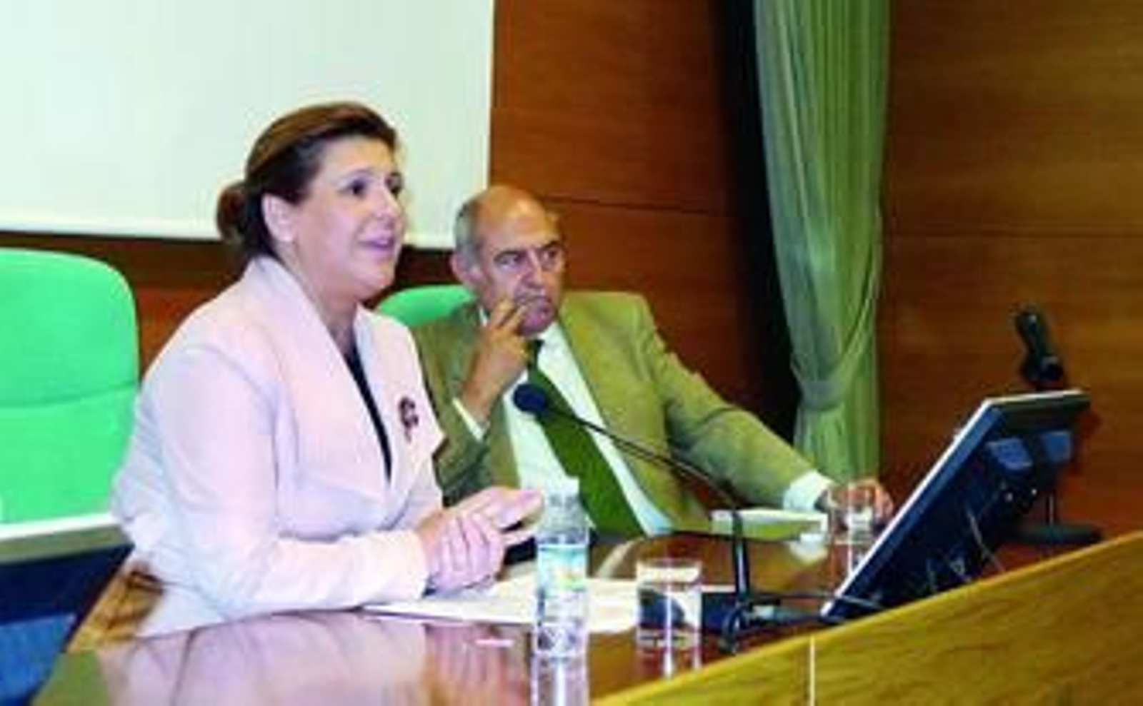 La consejera de Cultura, Rosa Torres, ayer junto a José Antonio Marina.
