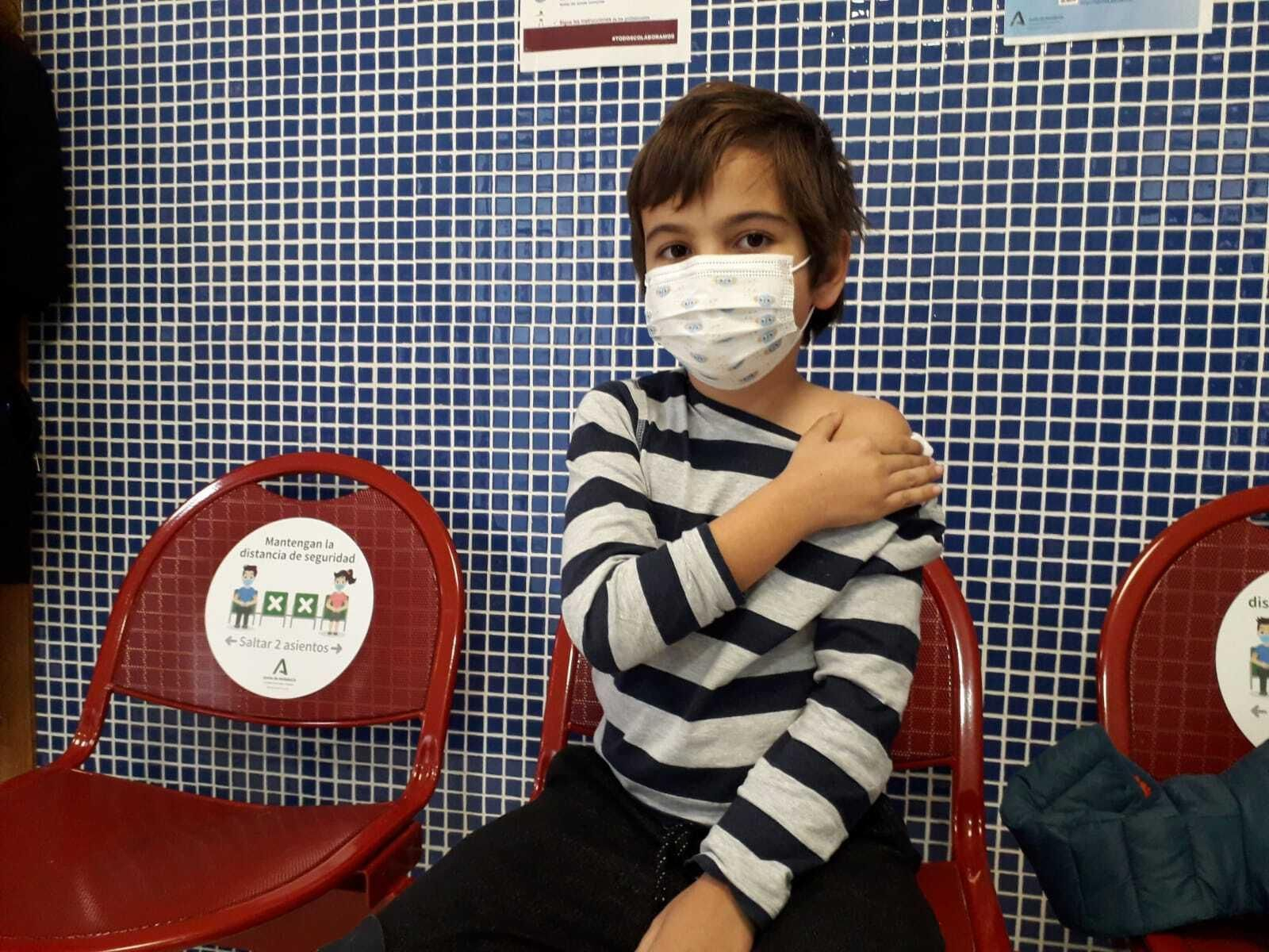 Uno de los primeros niños en recibir la vacuna del covid en Cádiz.