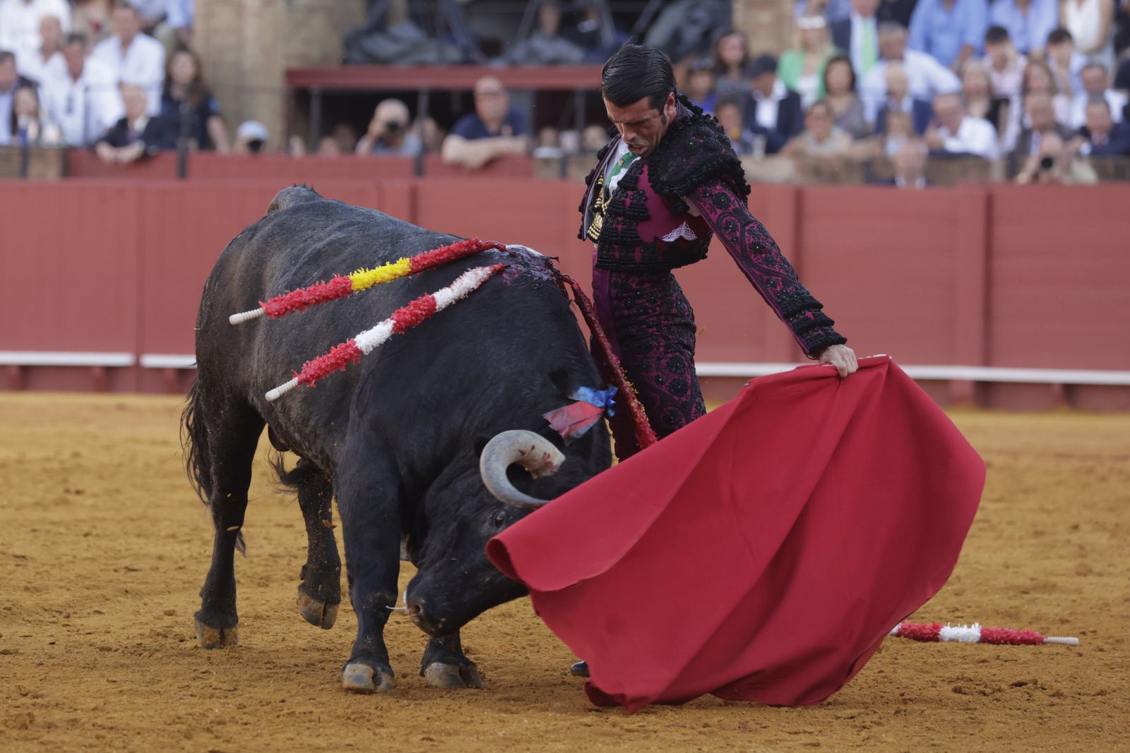 Las imágenes de la corrida de los Victorinos en la Maestranza de Sevilla