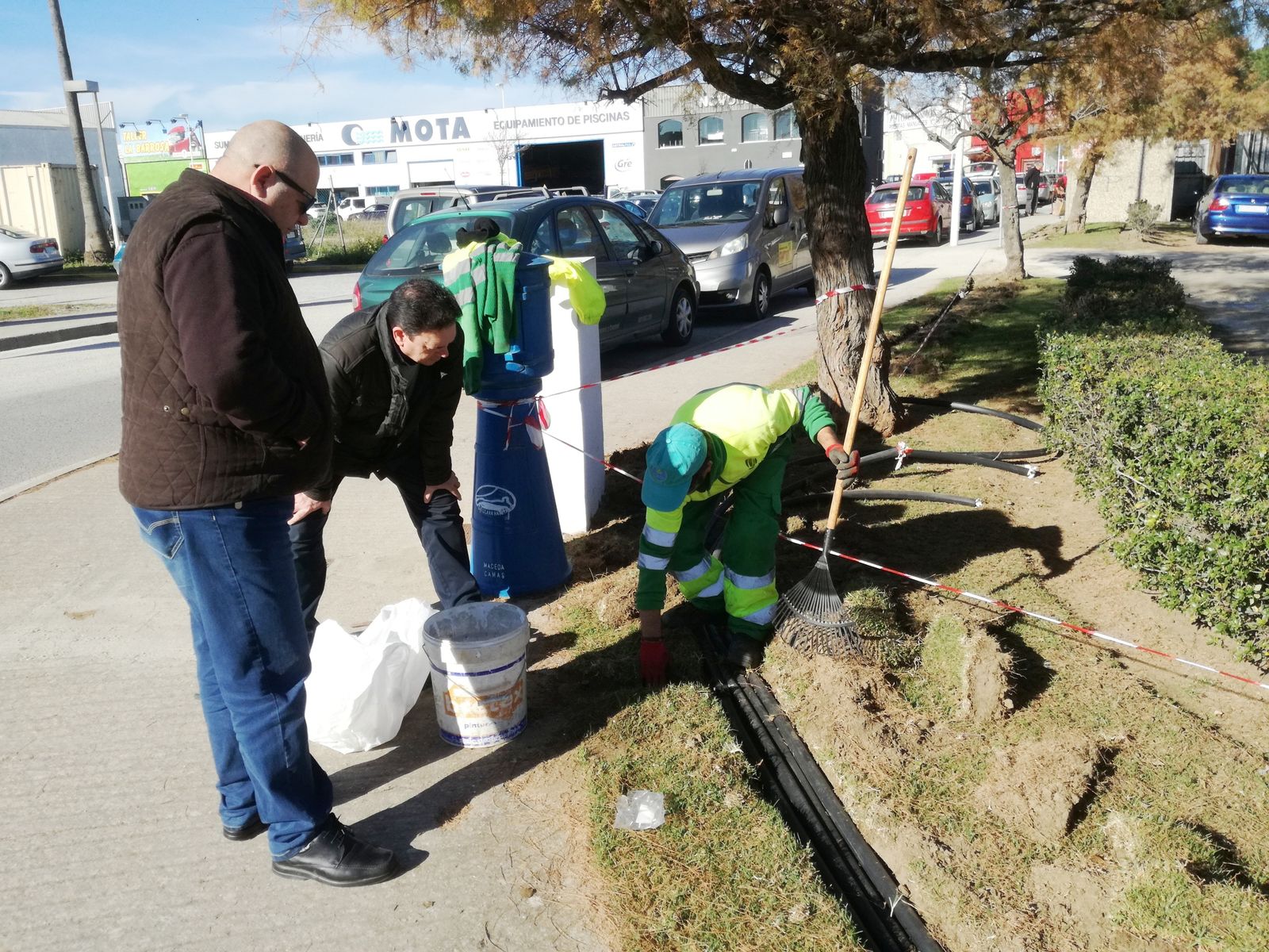 Un operario de la empresa Orto durante las labores de colocación del nuevo sistema.