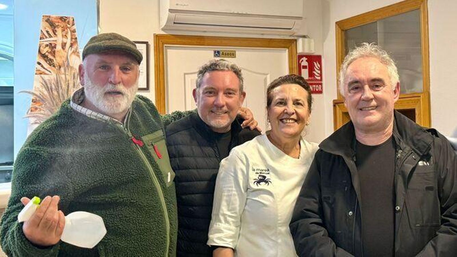 José Andrés, Ferrán Adriá y Albert Adriá, en La Marea de Marcos con Teresa García, la esposa de Marcos.