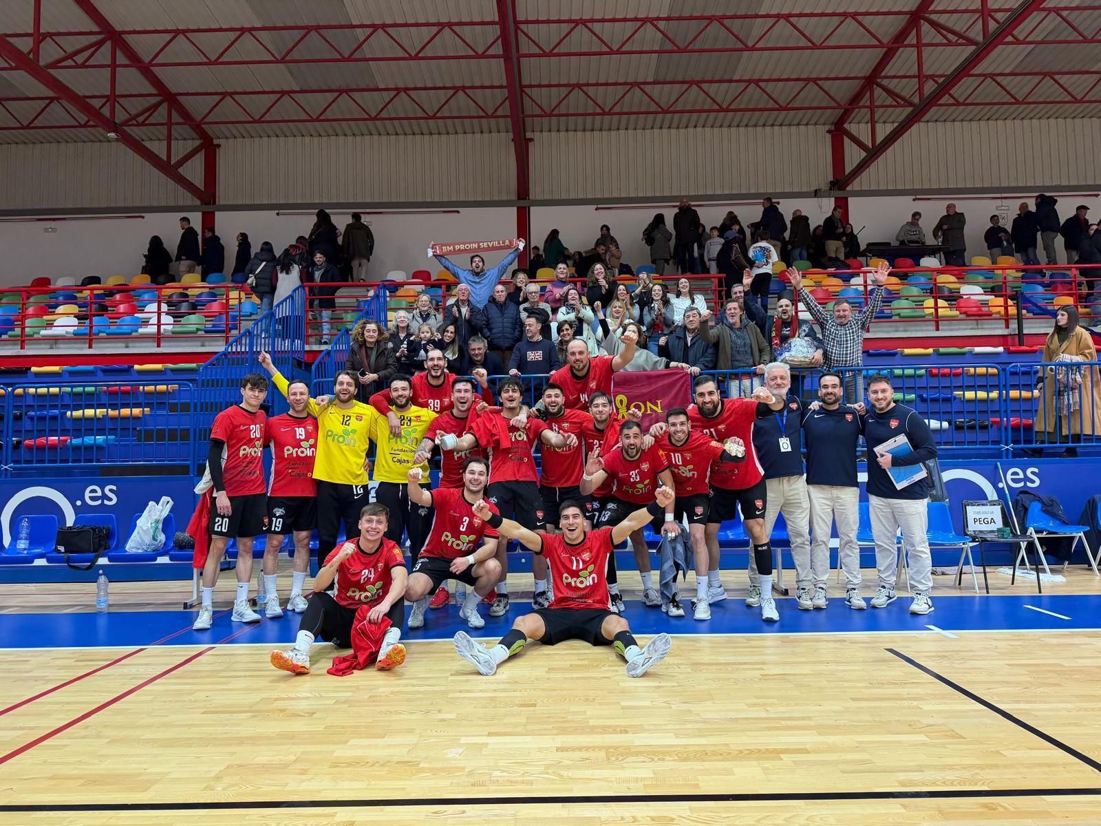 Los jugadores del Cajasol Sevilla BM Proin celebran el triunfo delante de algunos aficionados desplazados hasta Oviedo.