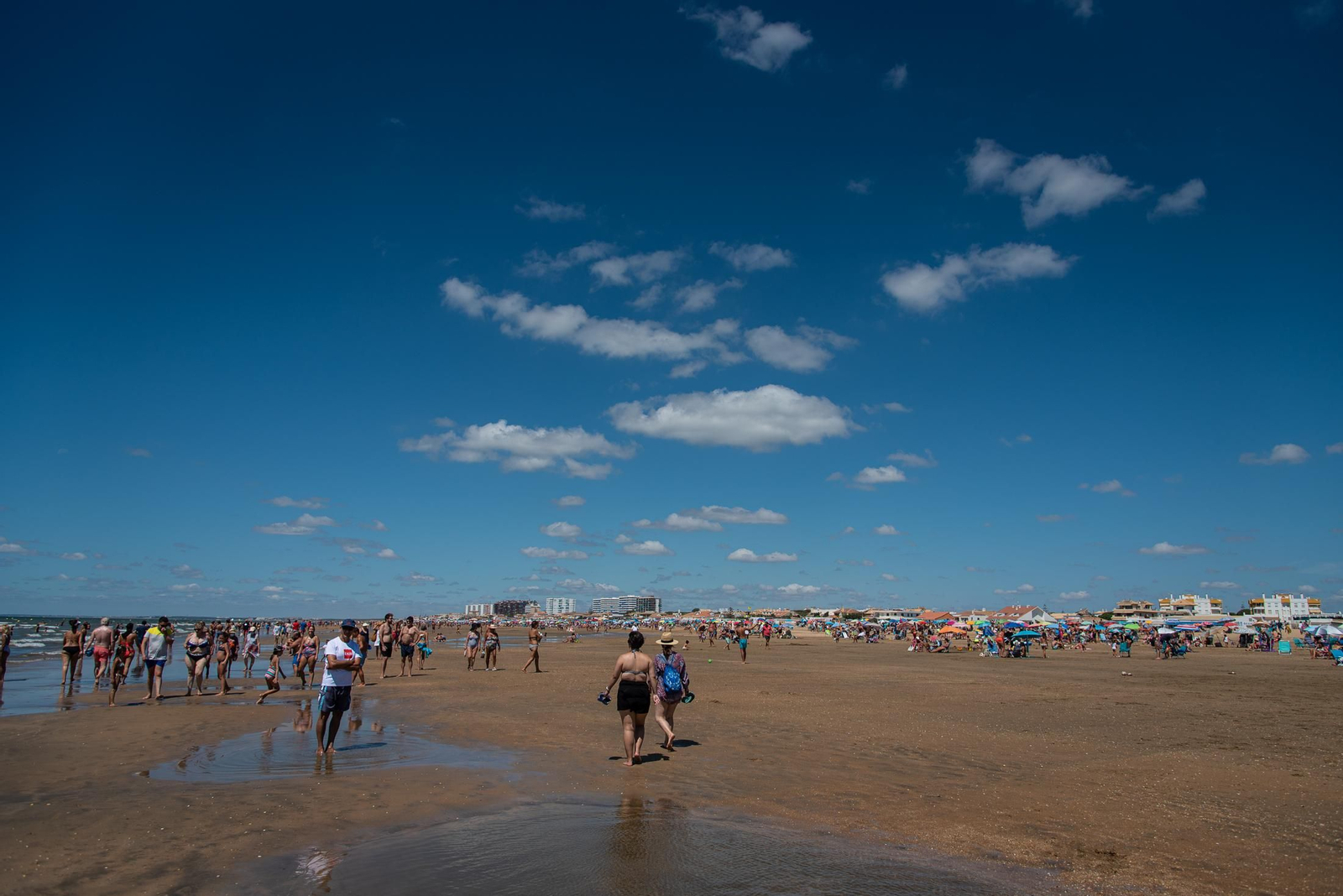 Imágenes del último fin de semana de agosto en las playas de Huelva