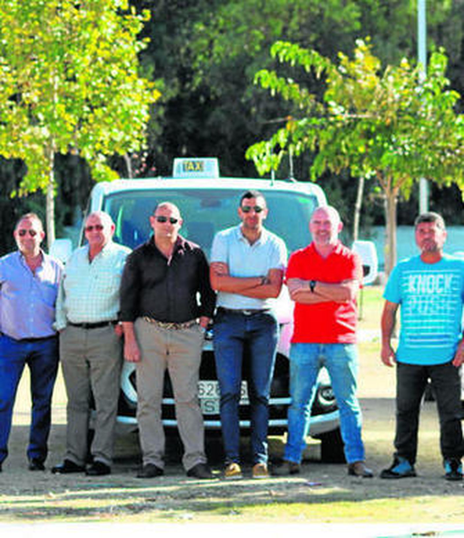 Los profesionales del Taxi de Conil en una anterior concentración.