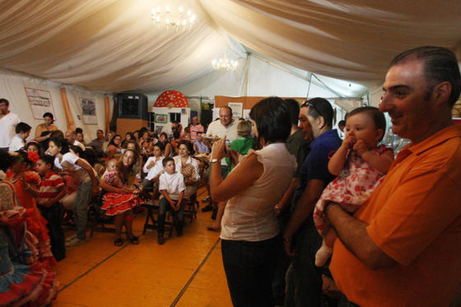 Gran ambiente en la feria de La Línea en la madrugada del lunes  Foto: Paco Guerrero