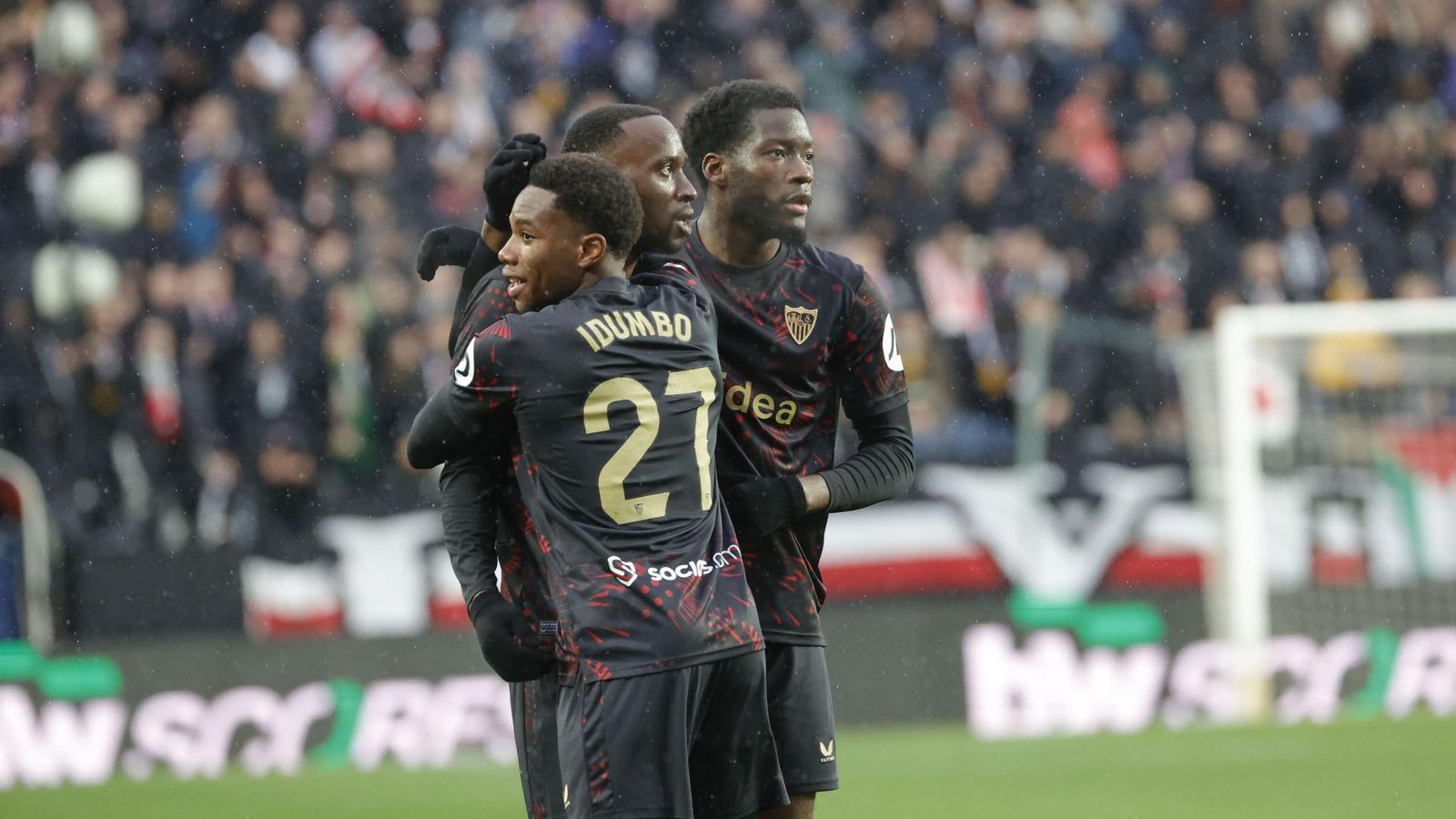 Idumbo y Agoumé celebran con Lukébakio el gol de éste al Rayo Vallecano.