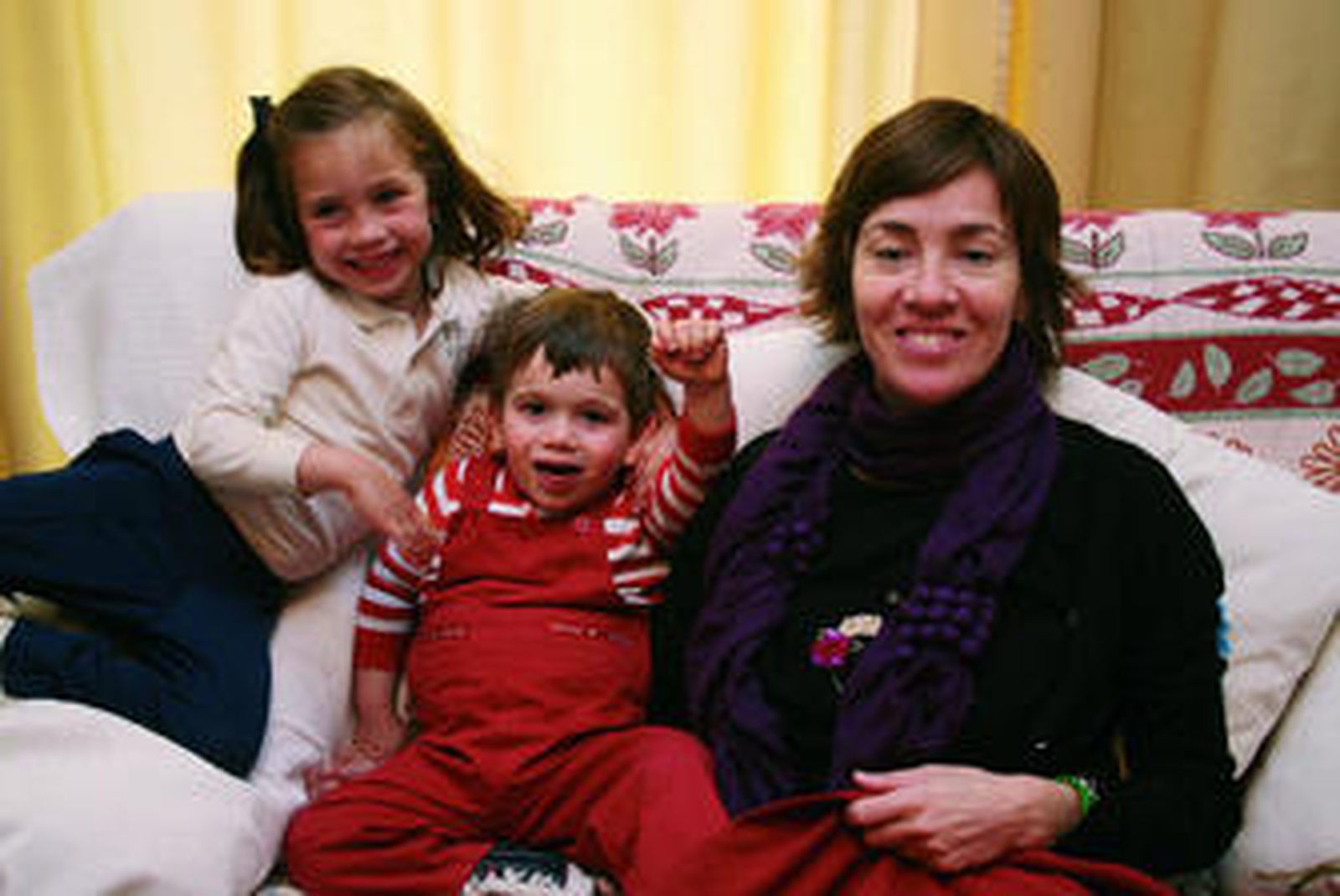 Teresa bromea y disfruta con sus hijos.