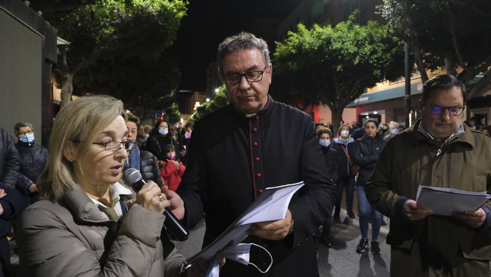 Procesión del Vía Crucis del Santo Cristo de la Escucha en Almería, en imágenes.