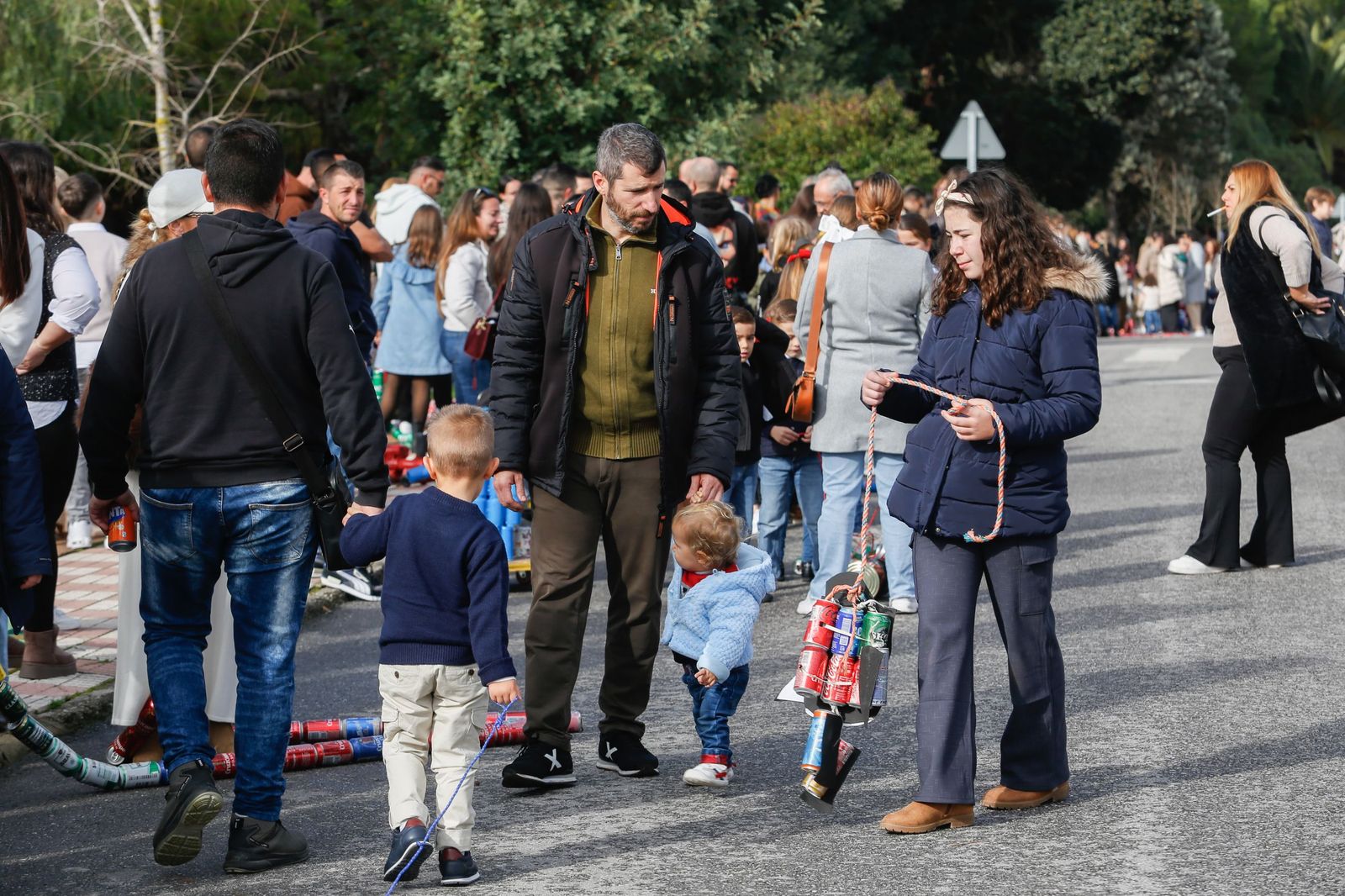 Búscate en las fotos del arrastre de latas 2026 en Los Barrios