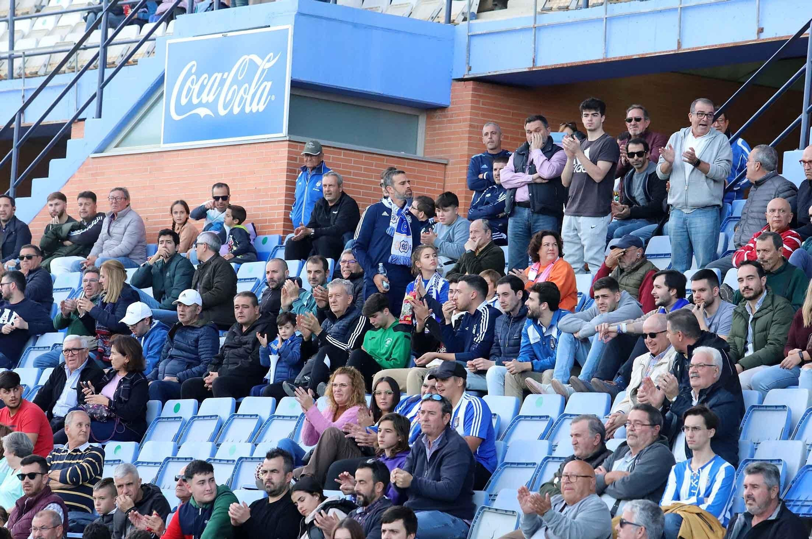 Imágenes del ambiente en las gradas del Nuevo Colombino