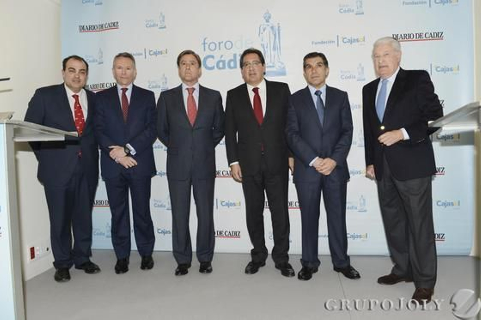 David Fernández, director de Diario de Cádiz; José Joly, presidente del Grupo Joly; el conferenciante Manuel Estrella; Antonio Pulido, presidente de la Fundación Cajasol; Lorenzo del Río, presidente del TSJA; y Miguel Nuche, presidente del Casino. / Joaquín Hernández 'Kiki'