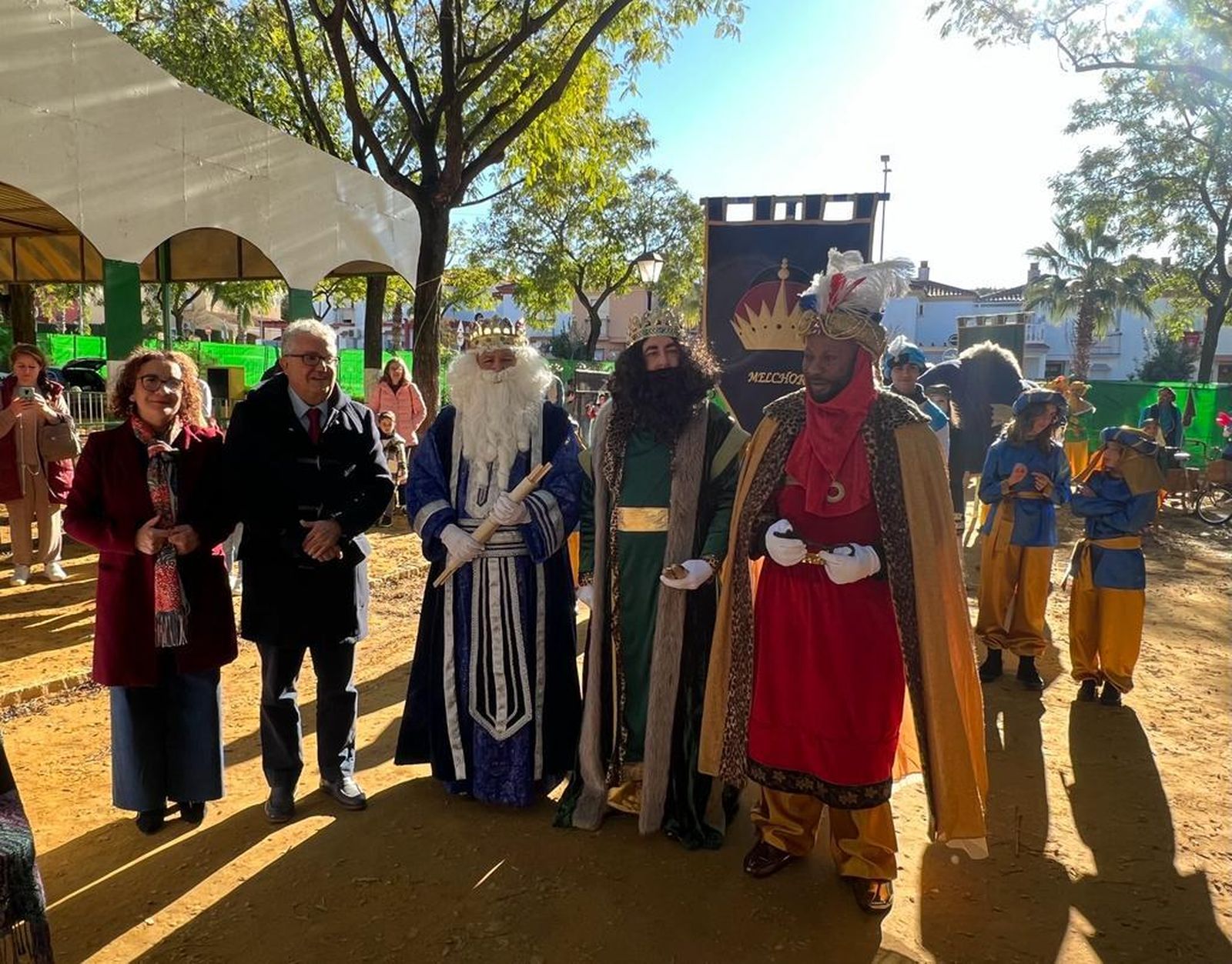 El alcalde de Bormujos y la delegada de Participación ciudadana les entregaron a los Reyes la lista con los niños de Bormujos, un mapa y las llaves del municpio
