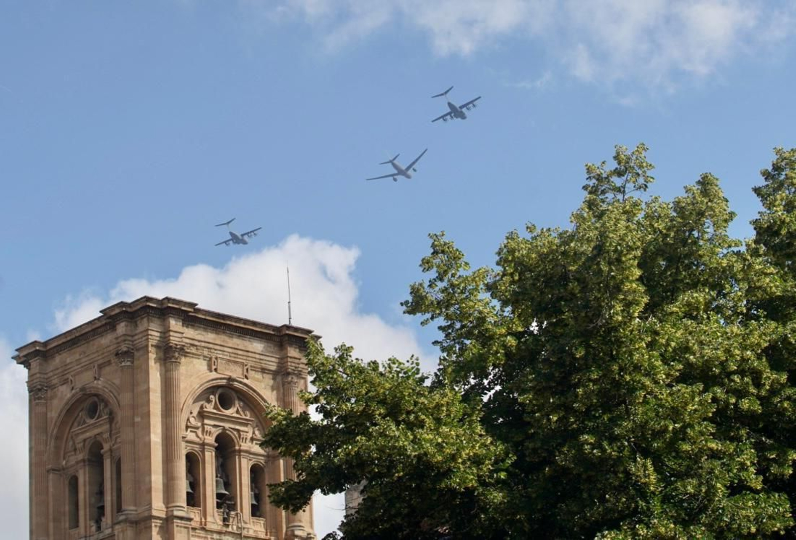 Imagen de los aviones del Ejército del Aire volando sobre la catedral de Granada