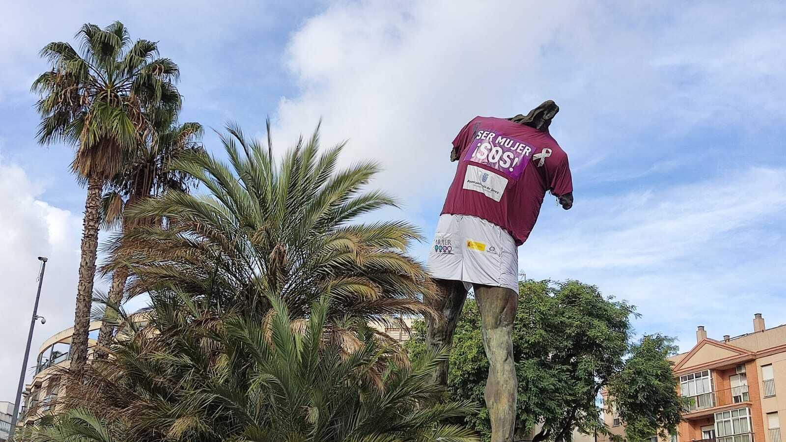 El Minotauro de Jerez ya luce la camiseta morada con el eslogan de este año: "Ser mujer ¡SOS!" El Minotauro de Jerez ya luce la camiseta morada con el eslogan de este año: "Ser mujer ¡SOS!"