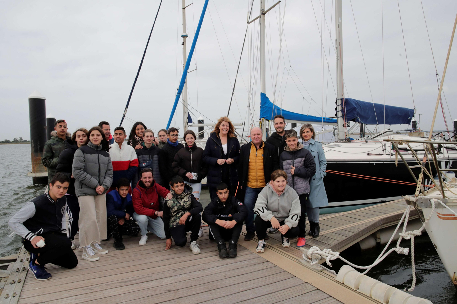 Pilar Miranda con los jóvenes durante el proyecto 'Deportes naúticos para todos'.