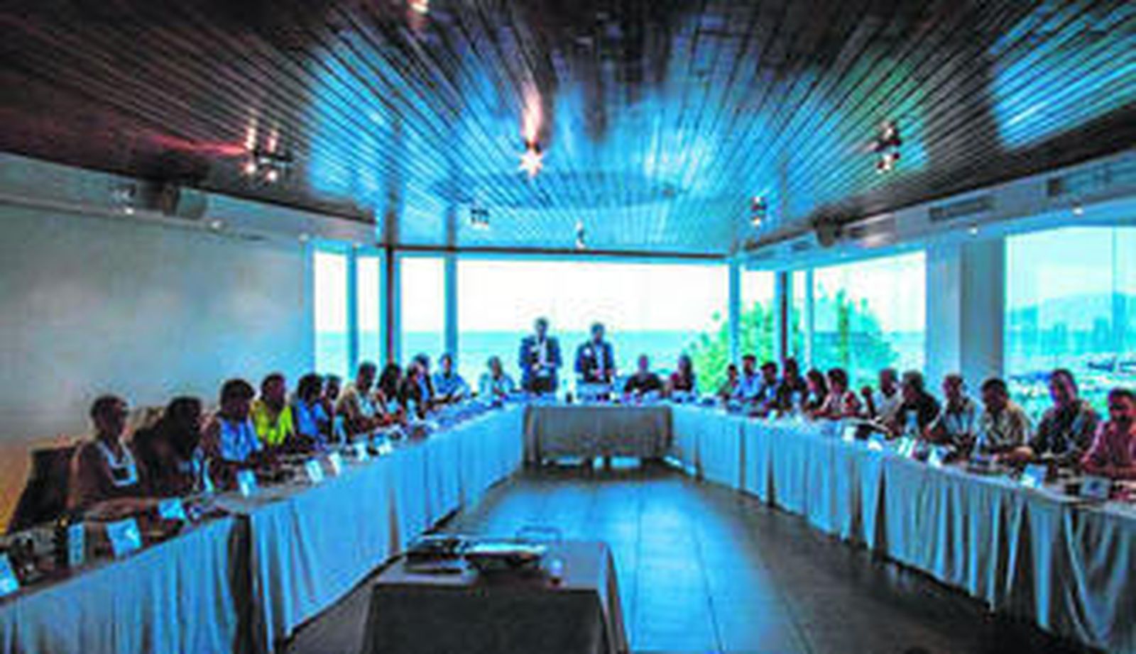 La mesa de las reuniones de BNI Navega, presidida en el centro por el equipo de liderazgo.