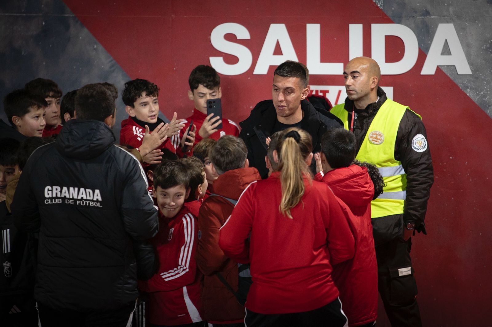 Encuéntrate en la grada de Los Cármenes en el Granada-Burgos