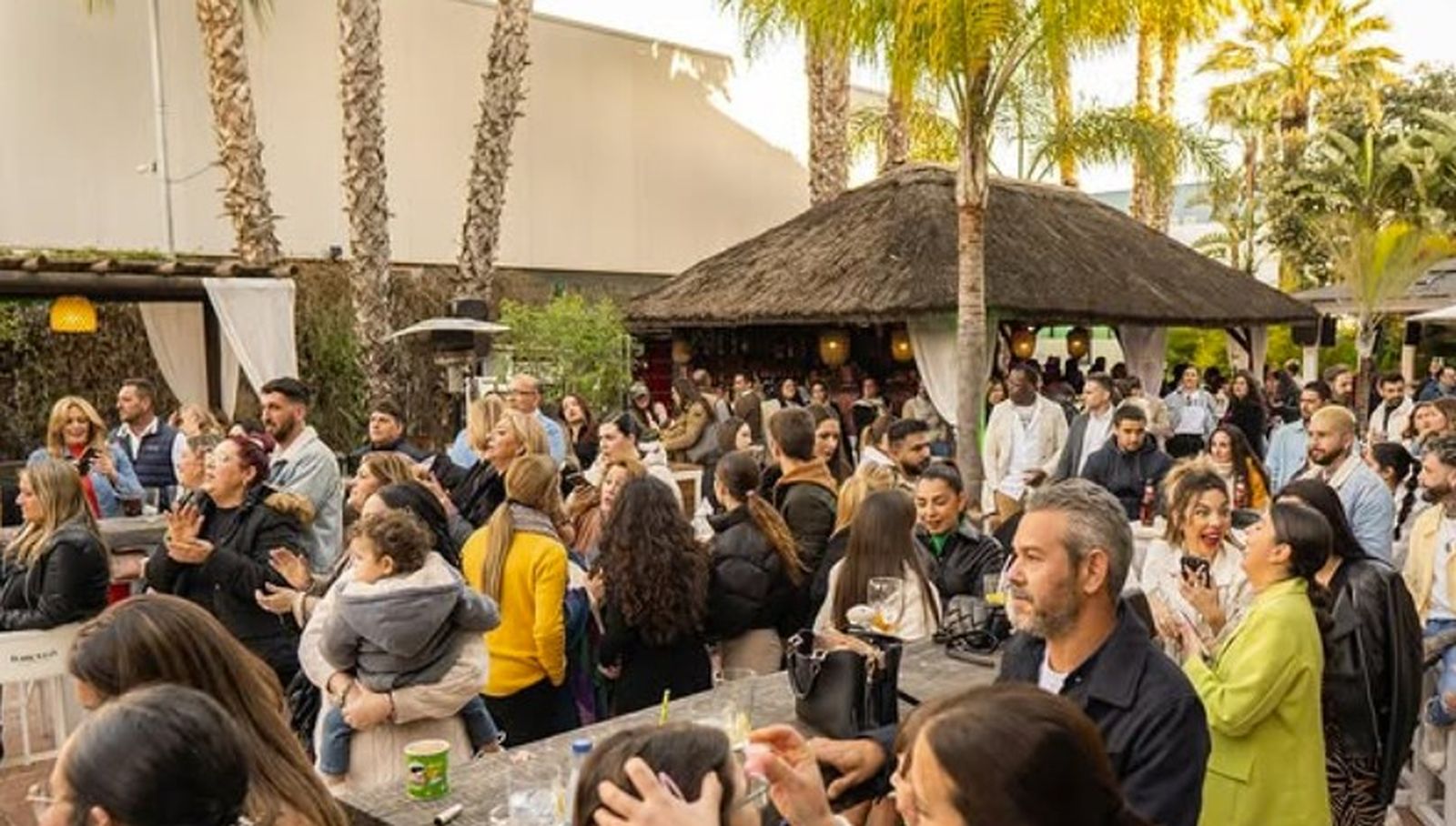 Ambiente de la Primera Chicharronada en la terraza de Blue Monkey.