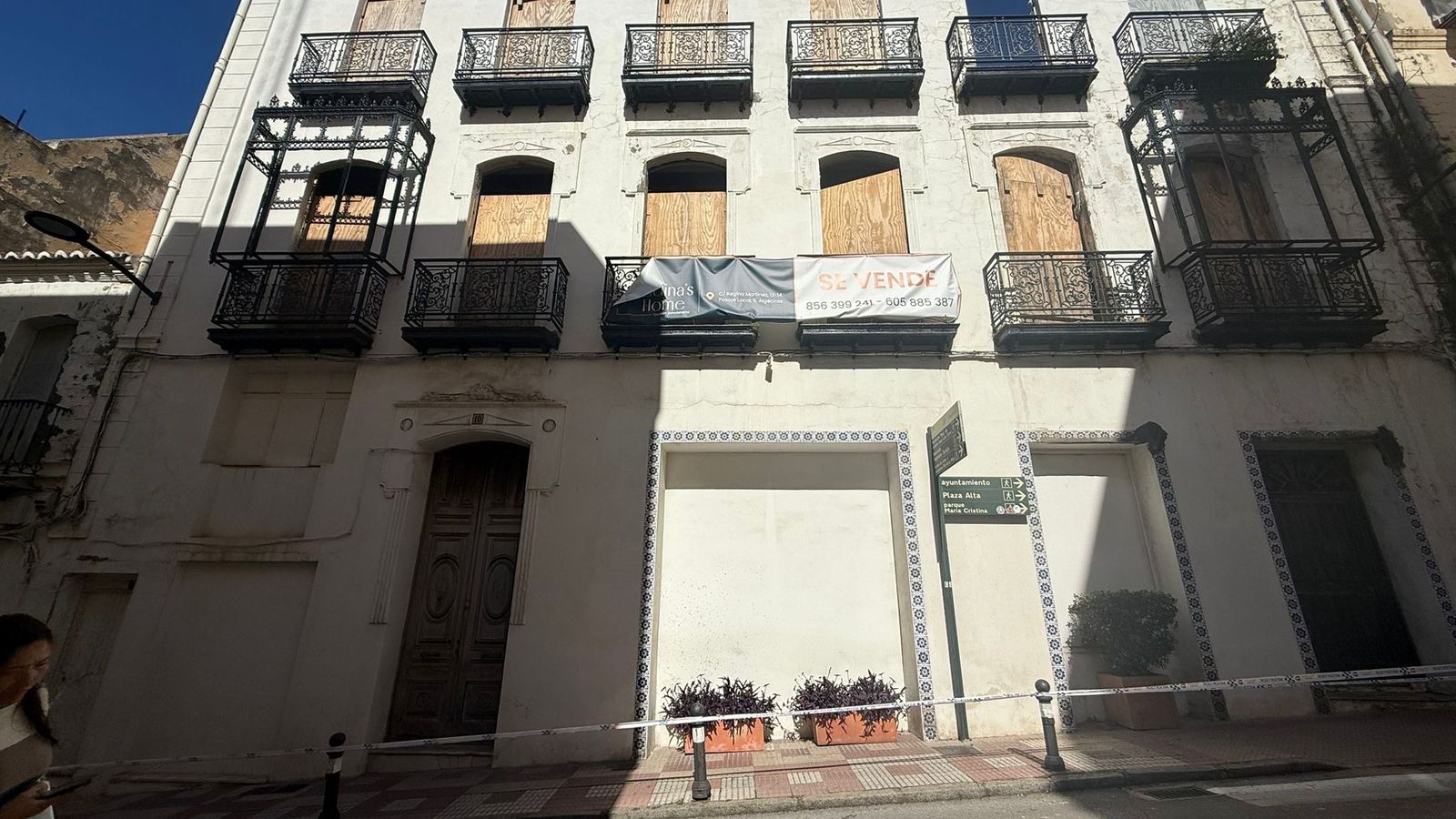 El edificio en mal estado cuyo techo se ha desprendido.